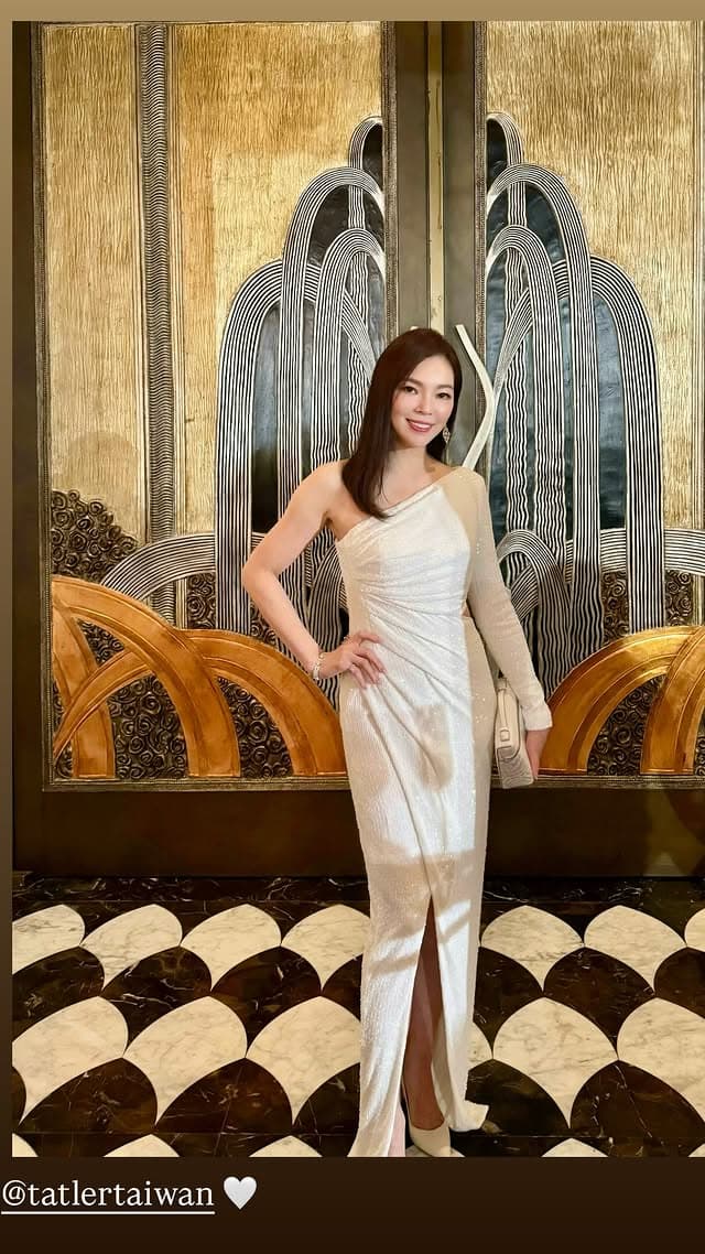 曾馨瑩當天穿白色單肩禮服,拿Loro Piana包包。(翻攝hsin_ying_tseng IG)