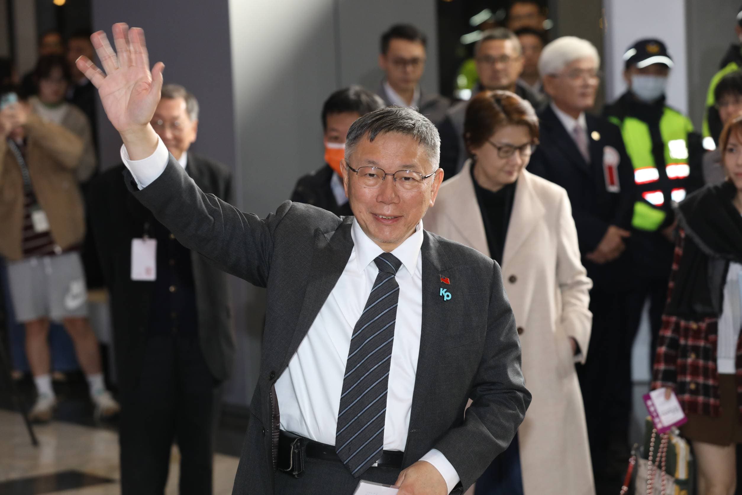 今晚首場公辦政見發表會登場,民眾黨柯文哲抵達現場。