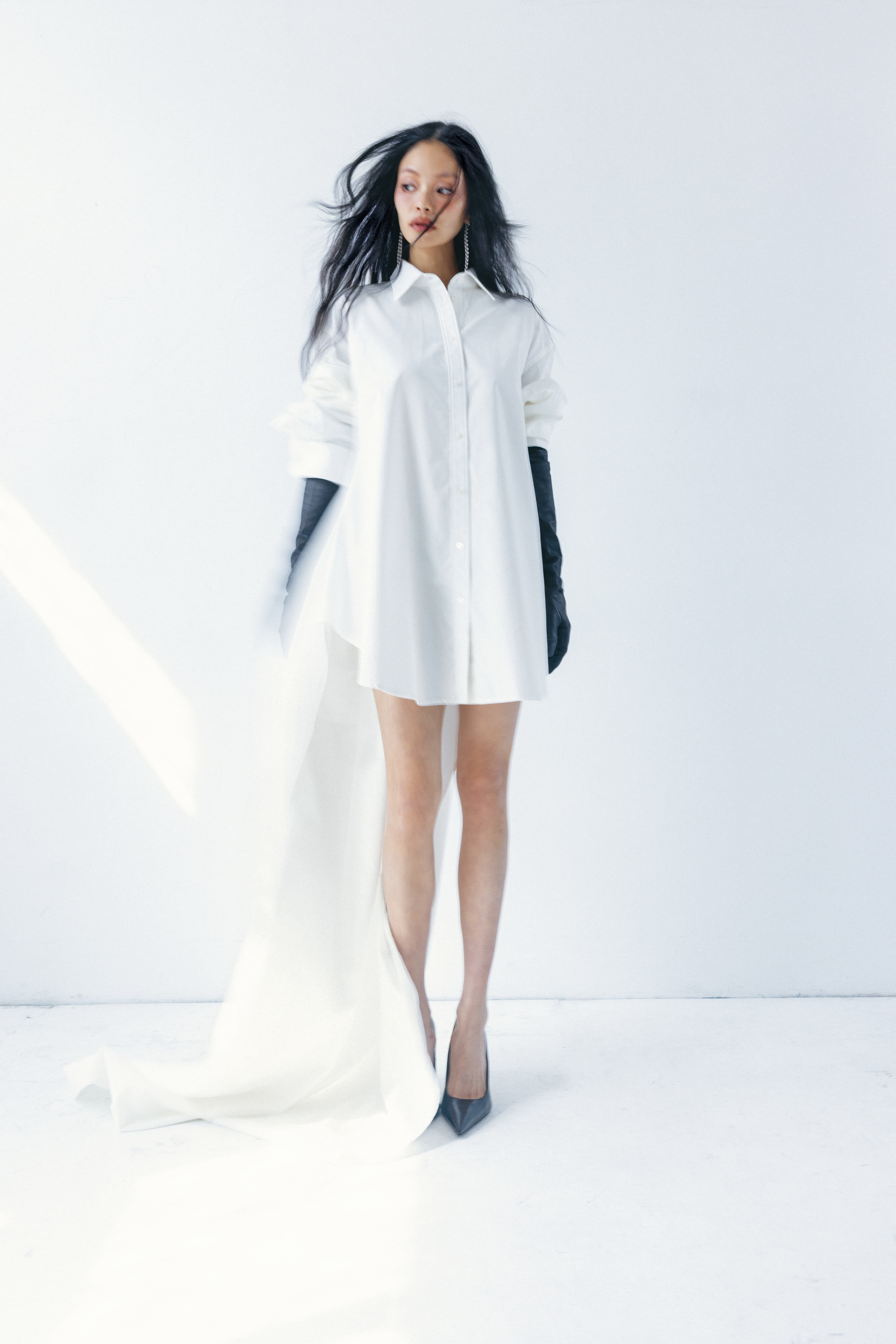 白色造型襯衫 NT$97,900 by BALENCIAGA 黑色高跟鞋 價格店洽 by BALENCIAGA REFLECT系列純銀耳環 NT$16,600 by Georg Jensen 黑色皮革手套 NT$34,900 by BALENCIAGA