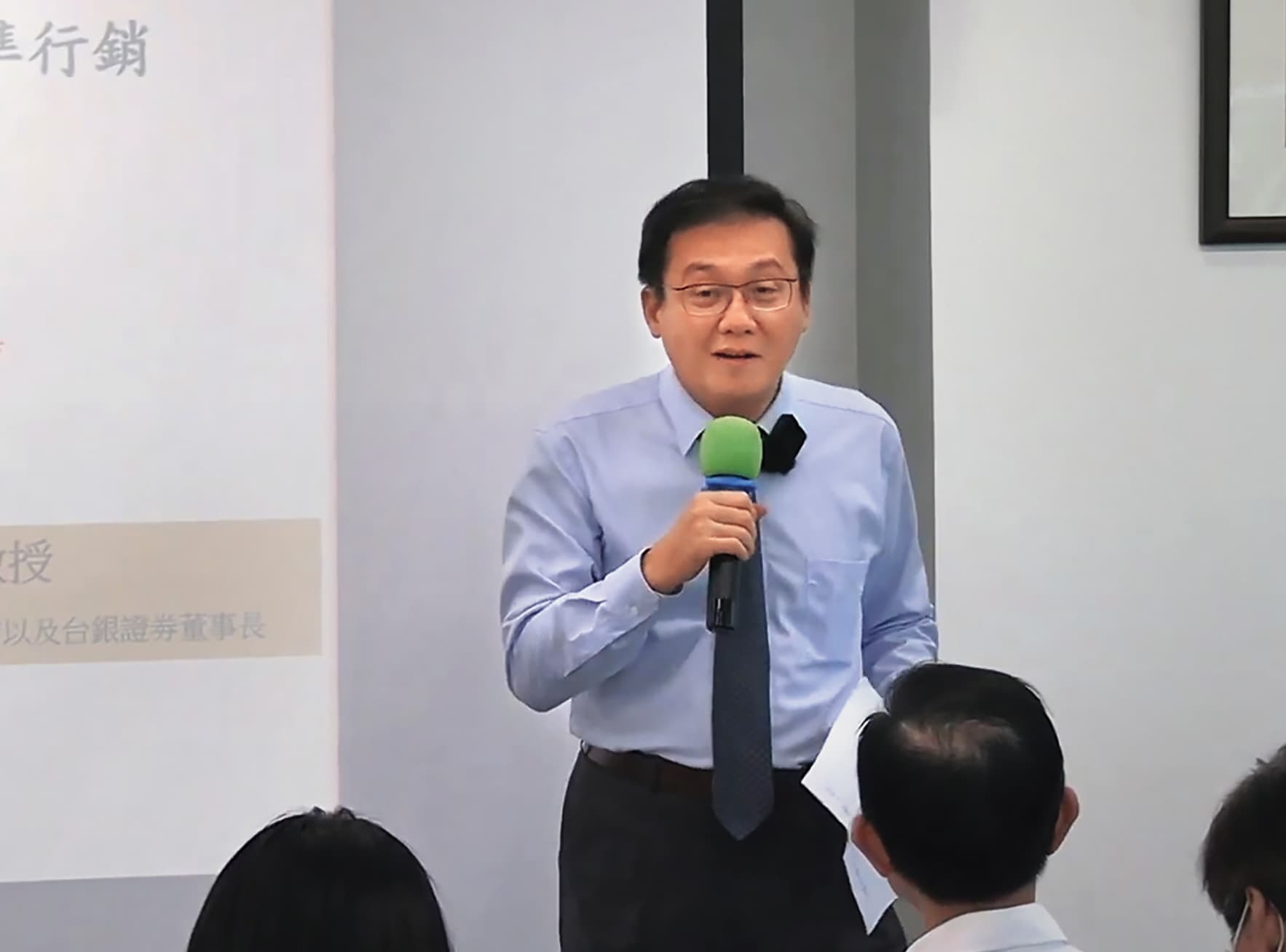 林靖曾任國營事業與金控證券董座,金融實戰經驗豐富,授課精彩,吸引不少學生聽課。(翻攝TIA 台灣勵志協會YT)