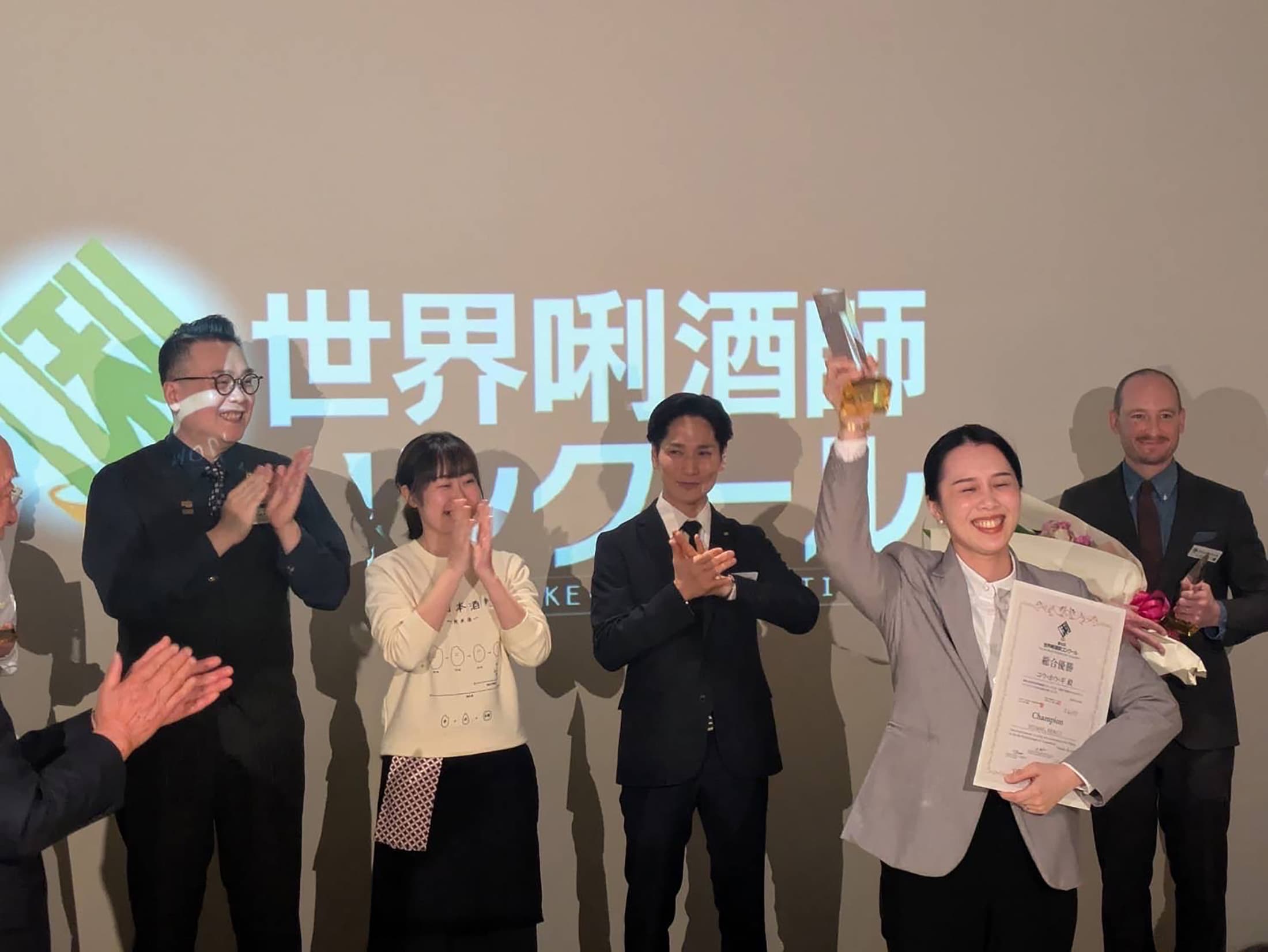 2025年2月,黃鳳誼(前)在第6屆世界唎酒師大賽奪得總冠軍。(黃鳳誼提供)