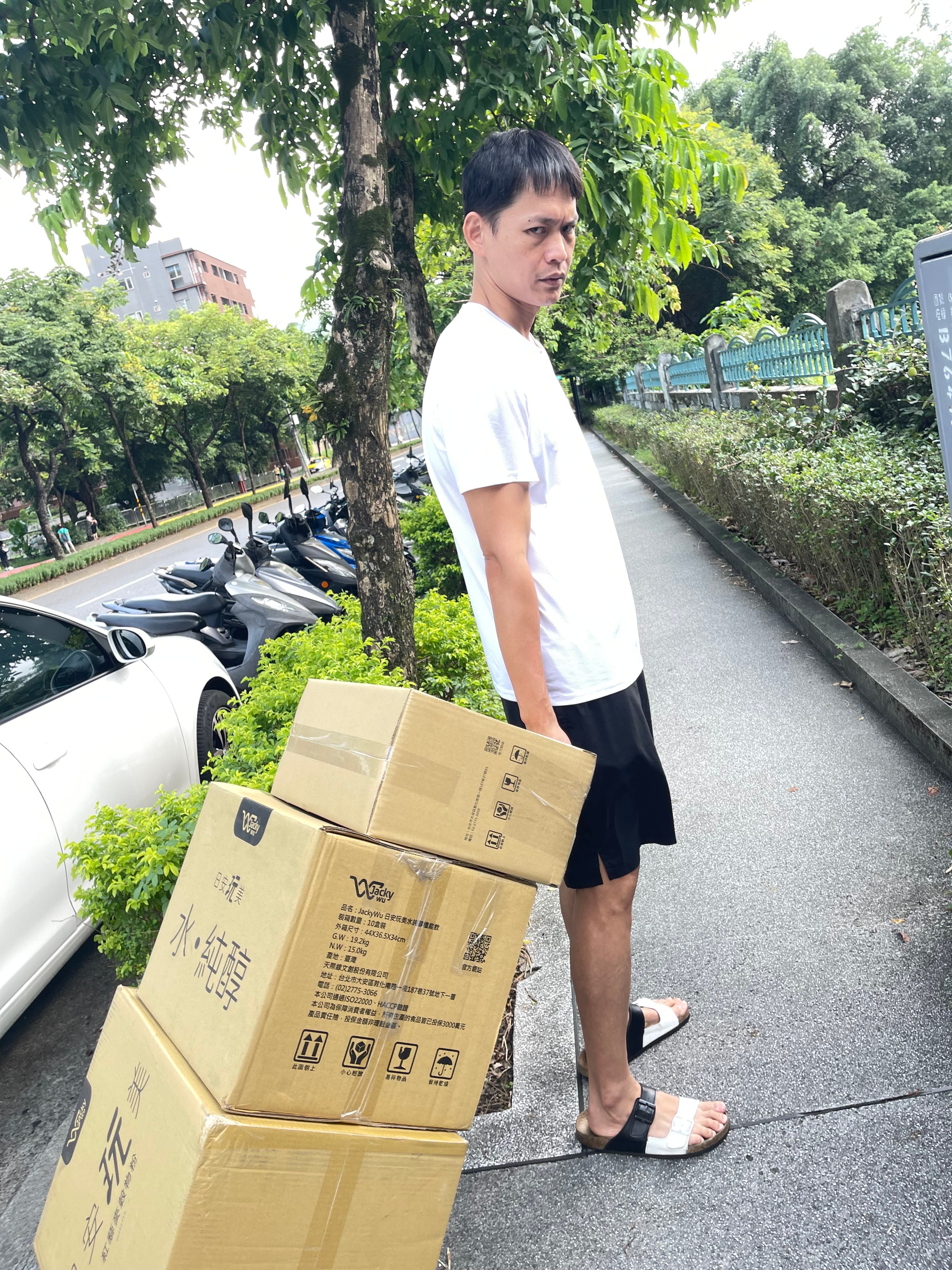 萁媽忙做代購事業黃鐙輝有空還會幫忙送貨。(經紀人提供)