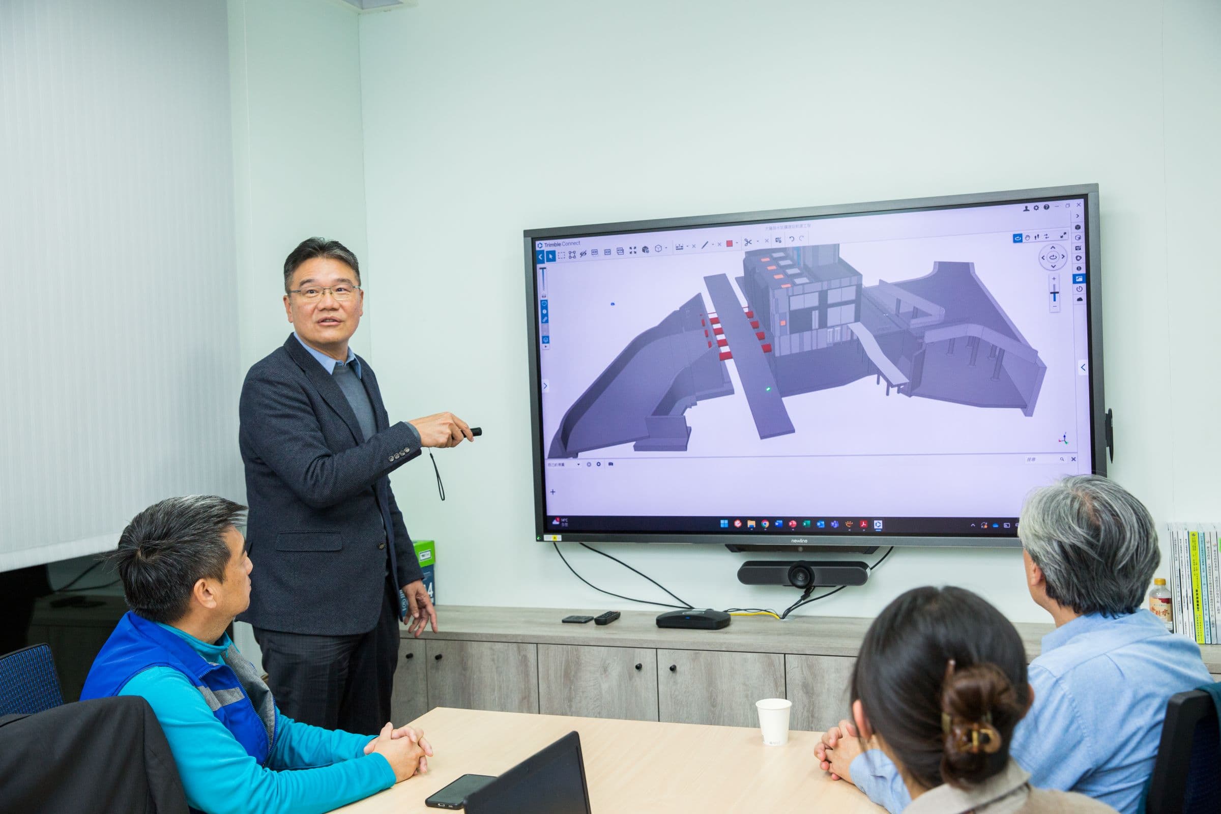 張立雍表示,BIM 3D模型的應用是施工管理規劃上的重要利器,可讓系統之間的衝突正確地顯現出來,能節省工程時間與成本。