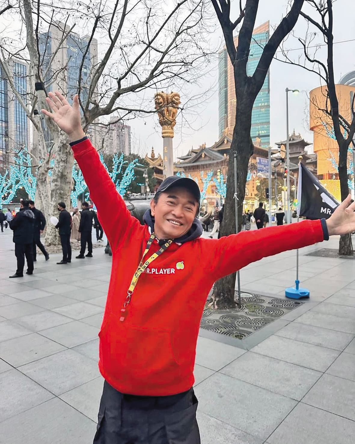 已婚的吳宗憲曾與安苡愛私下遛狗、互動密切。（翻攝自吳宗憲IG）