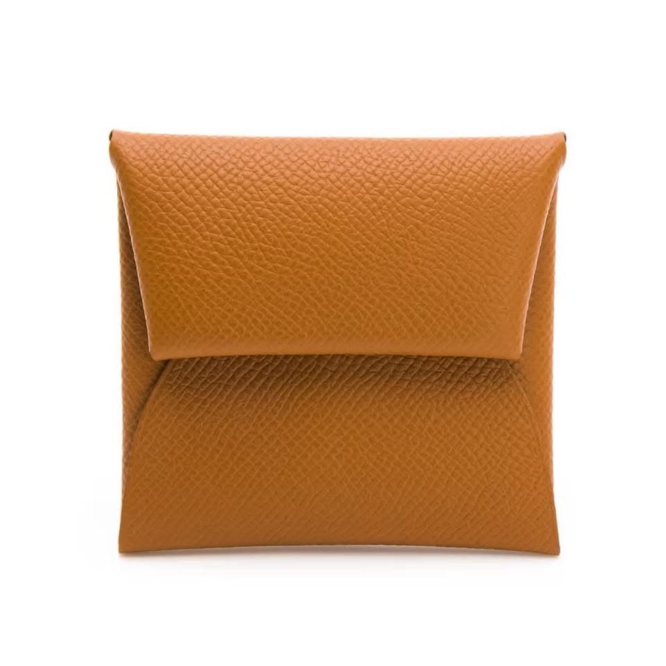 Hermès Bastia系列釦式迷你方形零錢包。NT$13,800(BREEZE COUTURE提供)