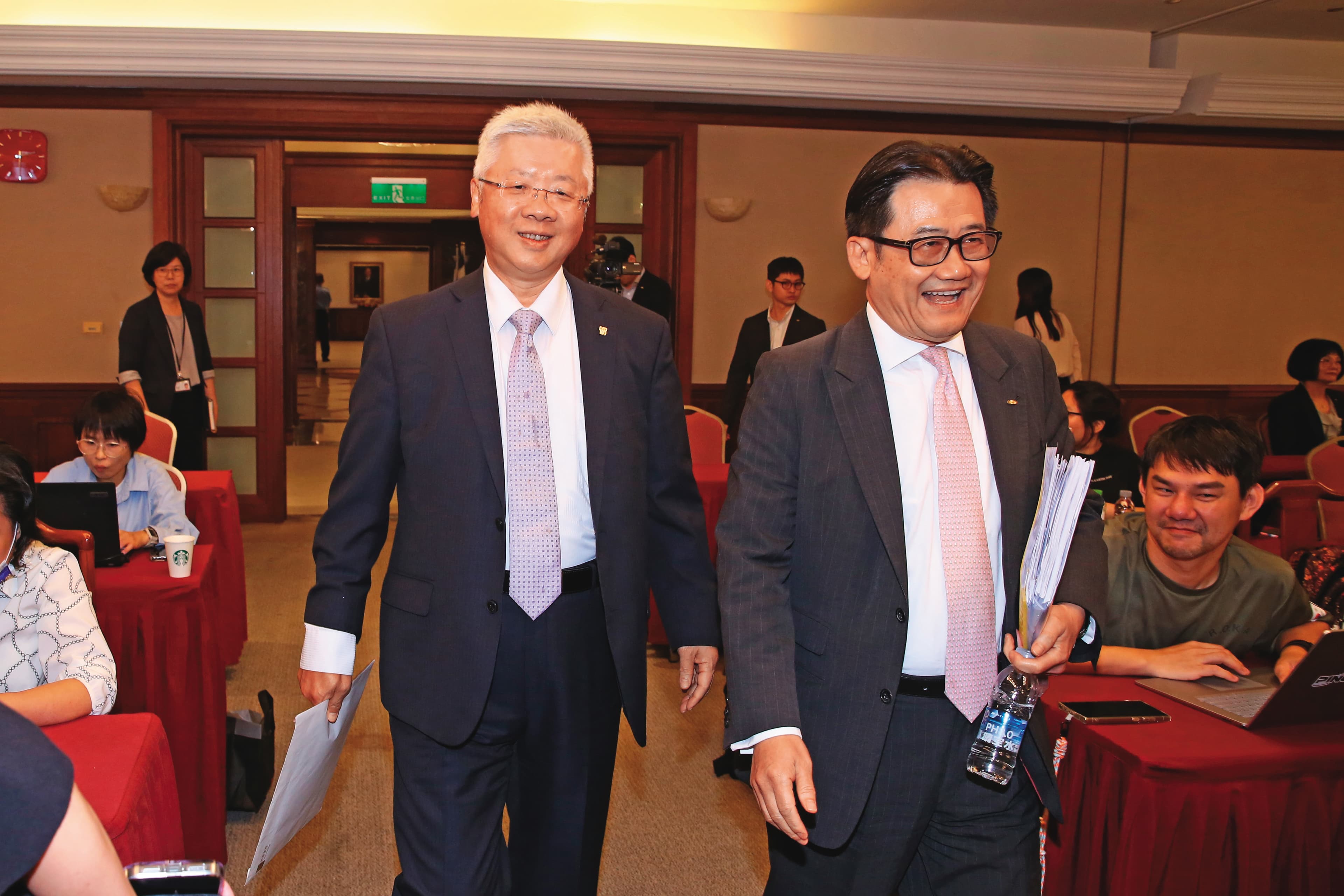 台新金總經理林維俊(左)說,新壽要等後年才合併。