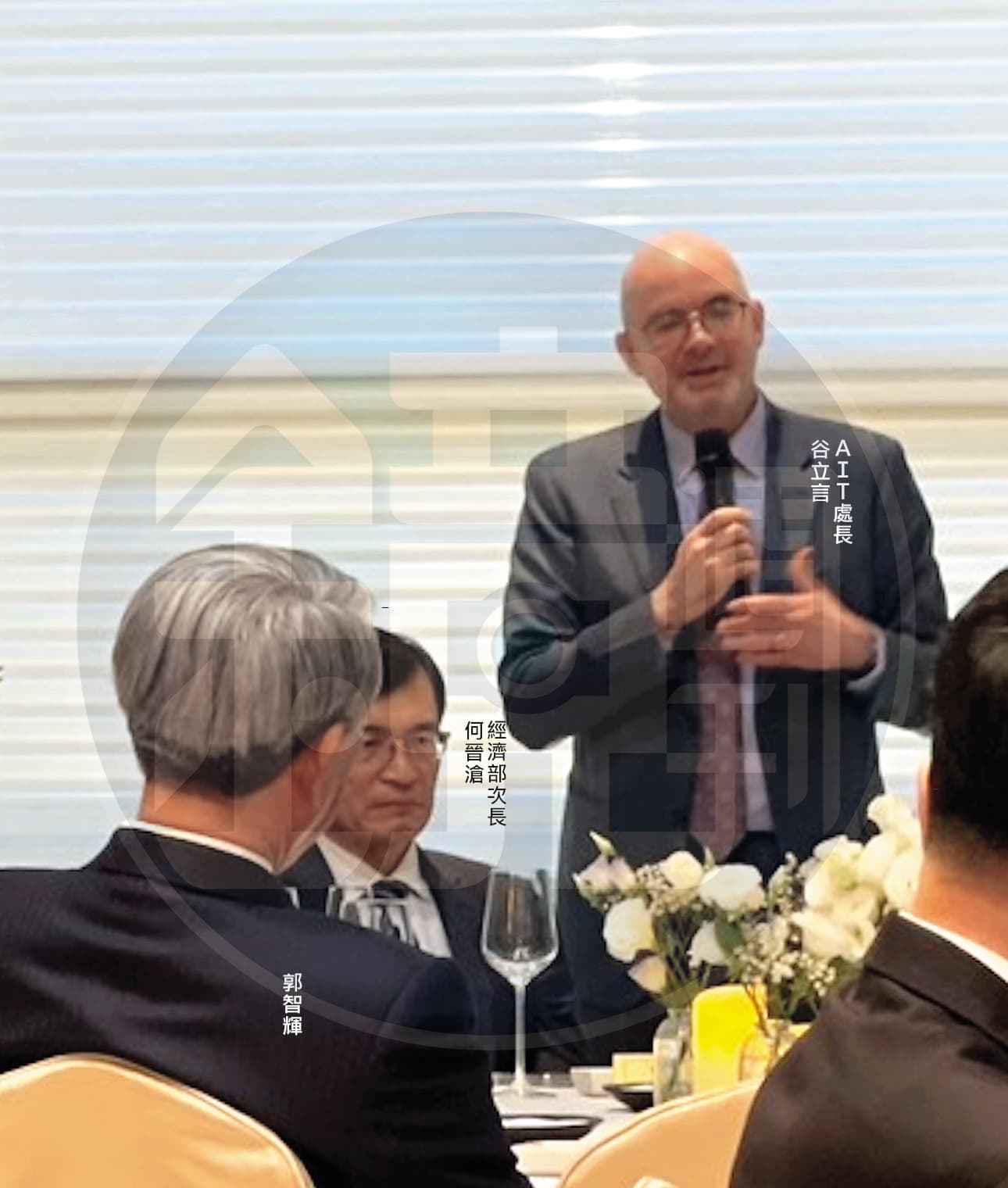 AIT處長谷立言在餐宴中發表談話,同桌的郭智輝也仔細聆聽。(讀者提供)