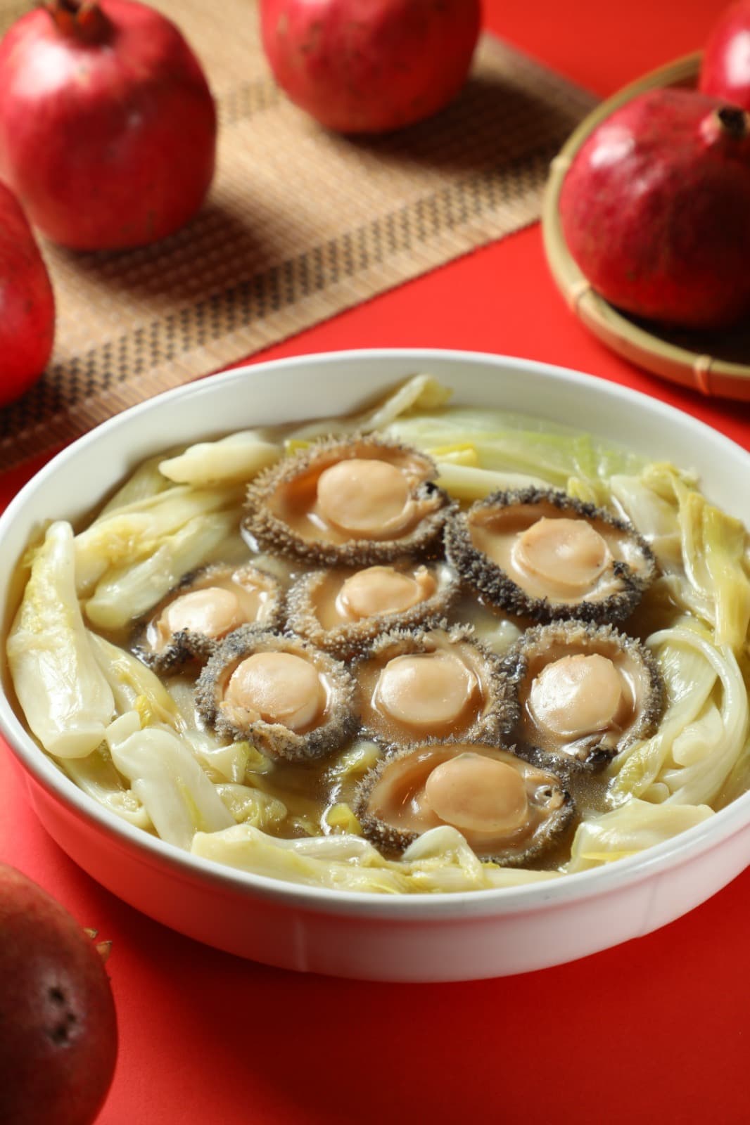製作鮑魚燴白菜心前，需要先準備增添鮮味的祕密武器——日式滷鮑魚汁。(何宗昇攝)