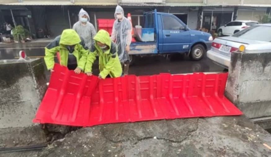 台南市長黃偉哲要求市府團隊提高戒備、加強防颱整備工作。（南市府提供）