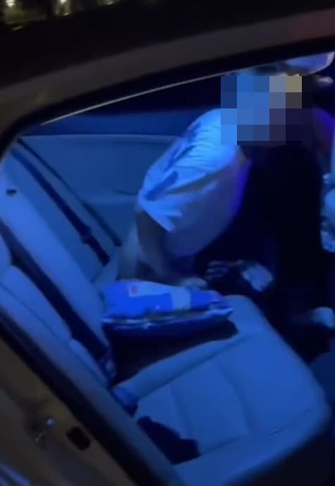 情夫被抓包車震偷情,趁亂趕緊穿上褲子。(翻攝微博)