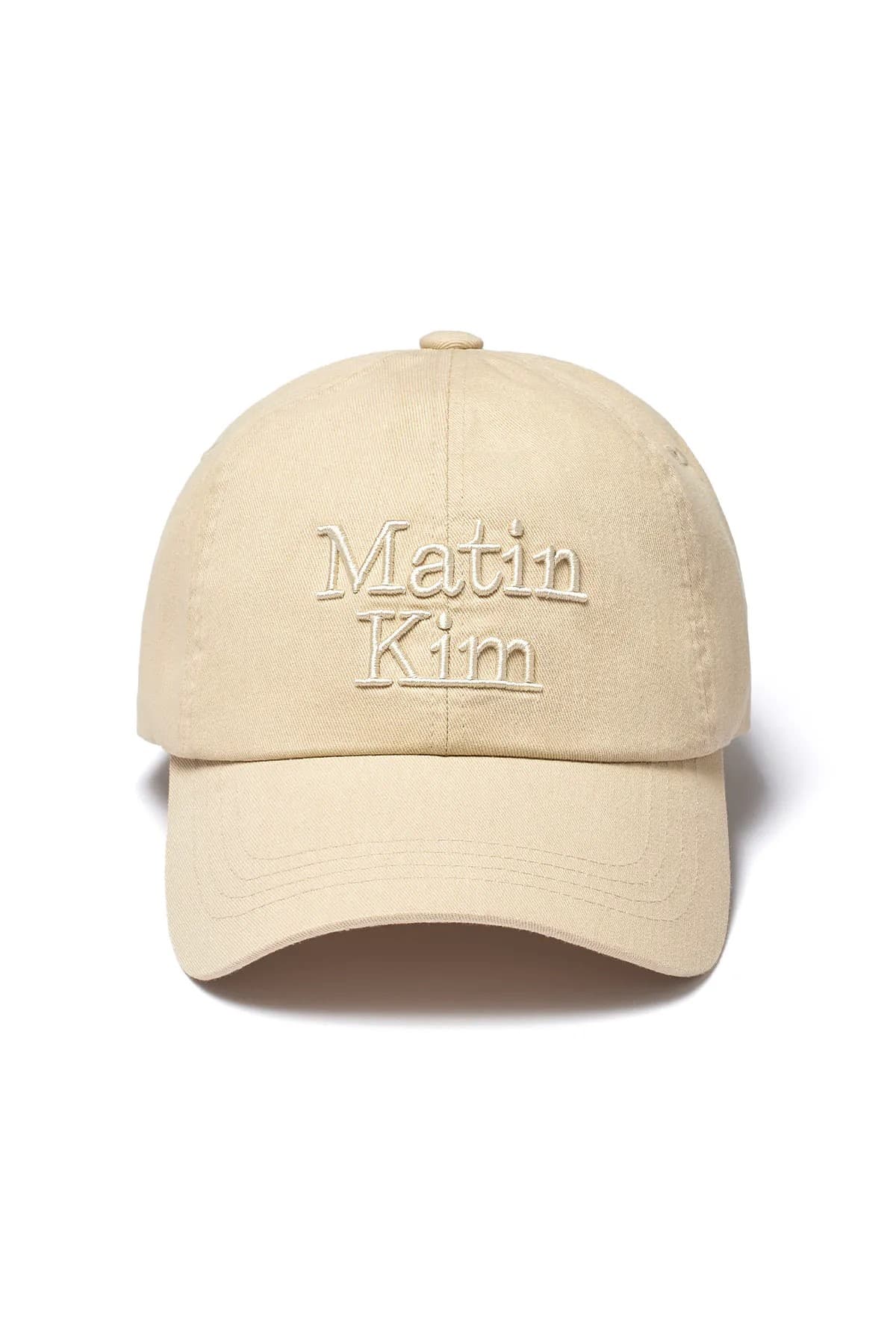 MATIN KIM立體LOGO刺繡棒球帽(卡其色)。NT$1,690(MATIN KIM提供)