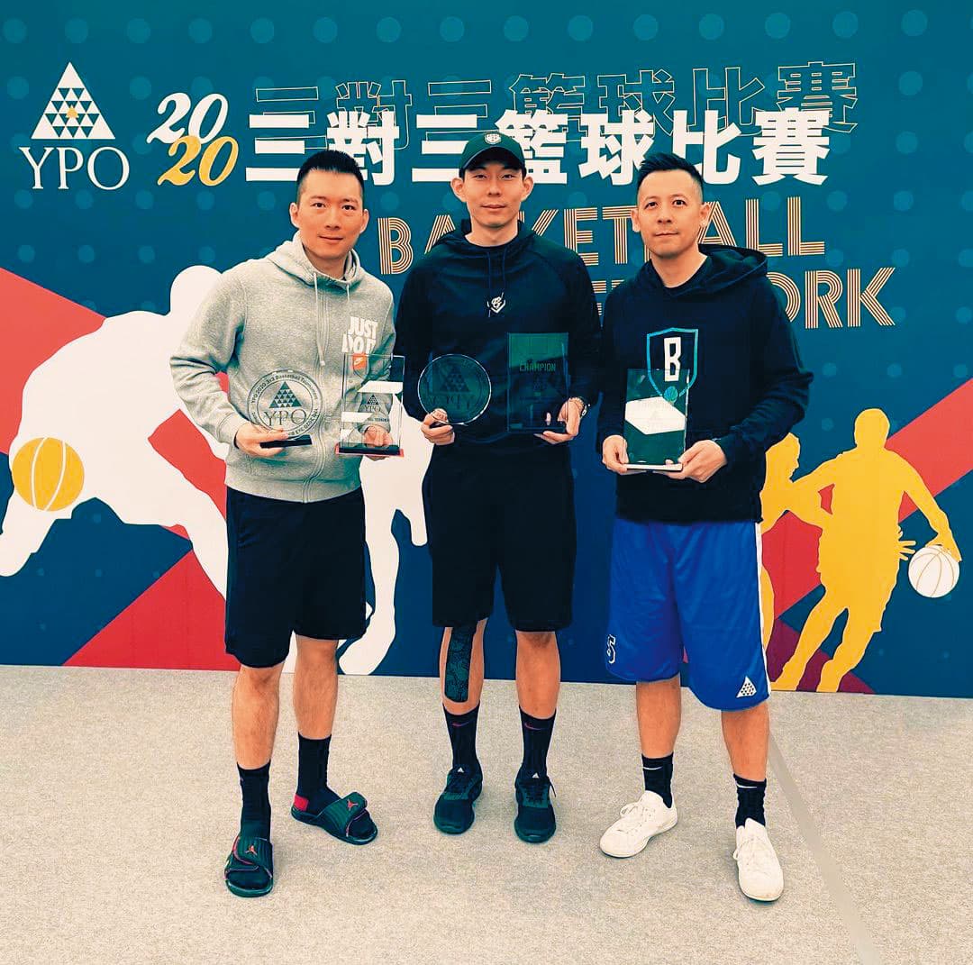 富邦蔡家第三代蔡承儒(左)、蔡承道(中)都愛運動,還一起組隊打籃球。(翻攝蔡承儒IG)