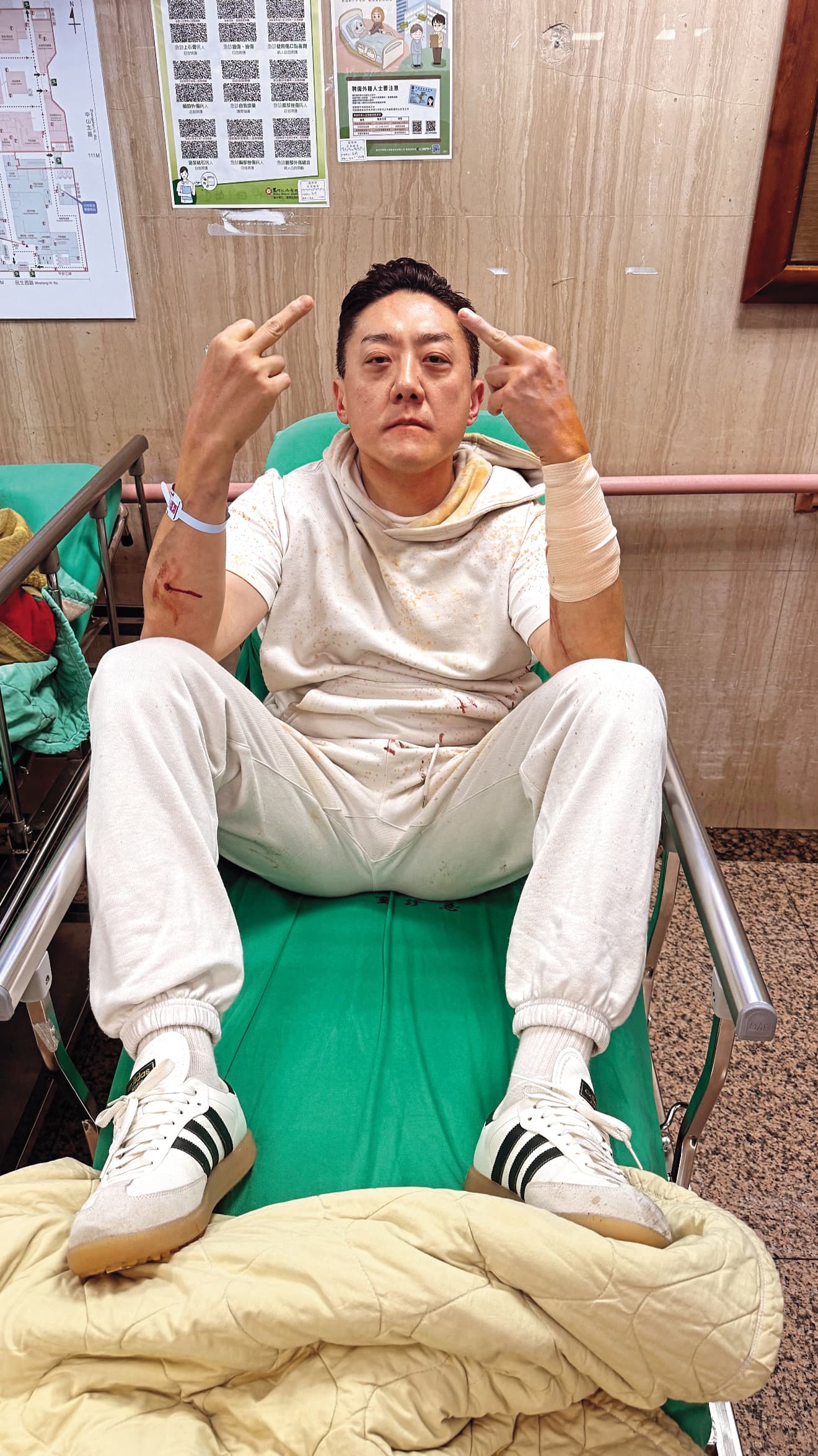 夏天倫被歹徒攻擊後送醫,在社群po出自己比中指的照片。(翻攝自夏天倫IG)