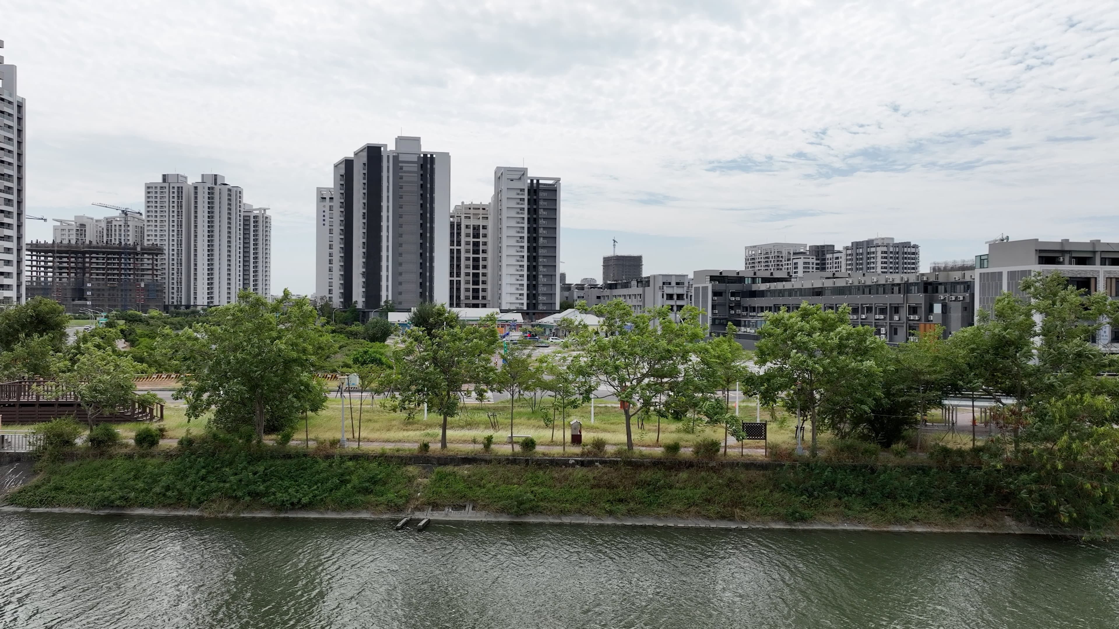 九份子重劃區以「西雅圖藍綠城市」為藍圖打造,是全台首座低碳示範社區,將綠意生態與永續理念融入城市肌理,打造一座會呼吸的宜居新城。