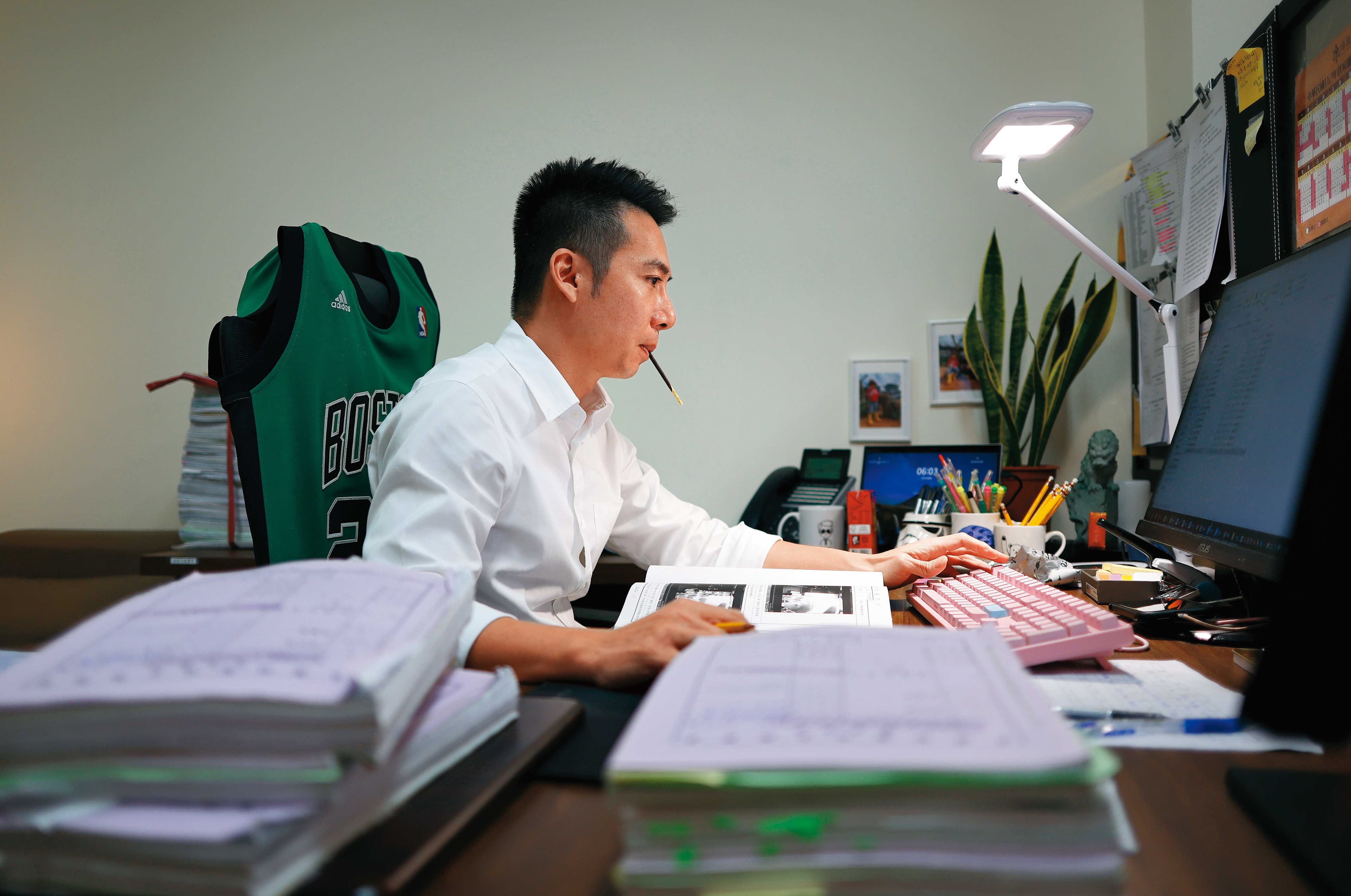 壓力大時,何啟榮的紓壓方式是吃巧克力棒,辦公室放了不少這款巧克力棒。