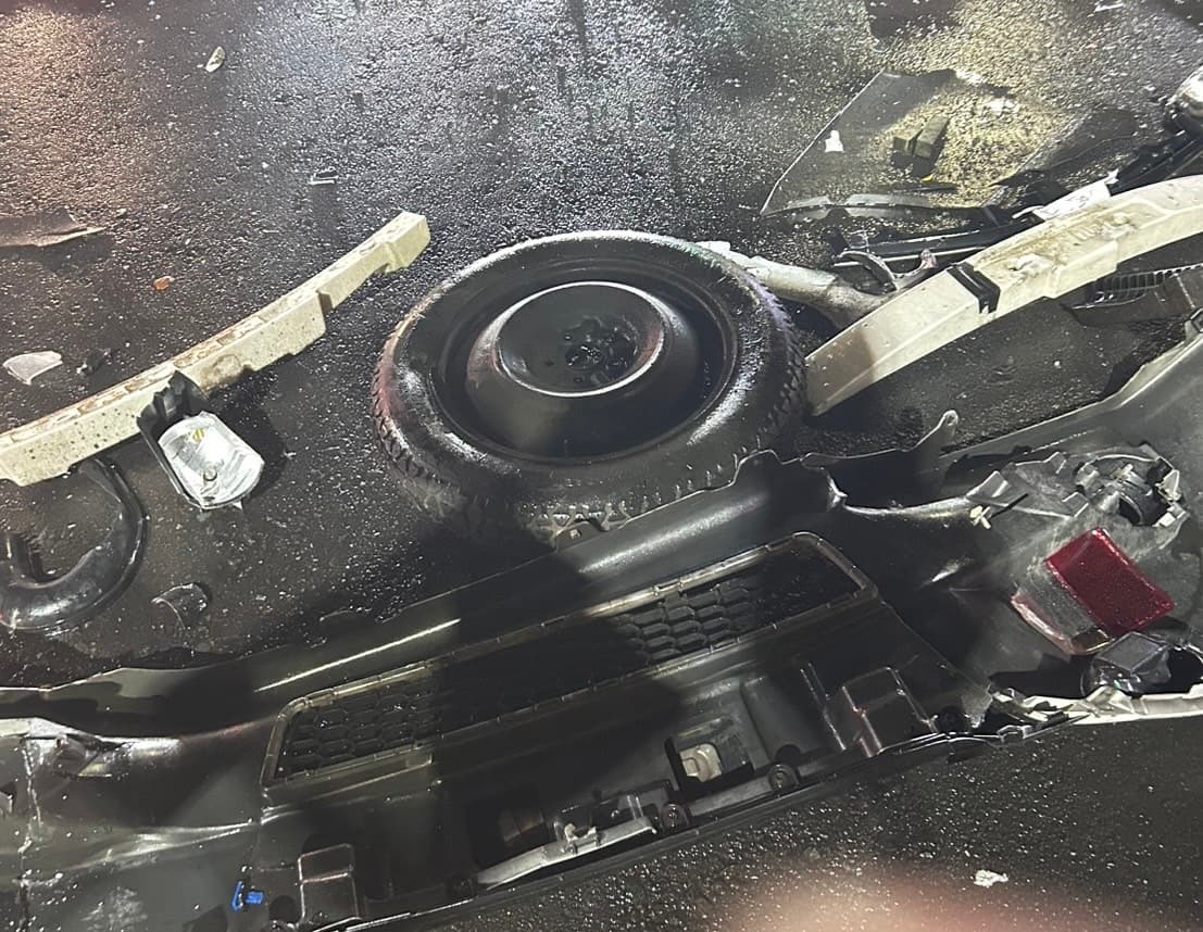 小黃車上的備胎被撞得脫落,部分車體也被噴飛。(翻攝畫面)