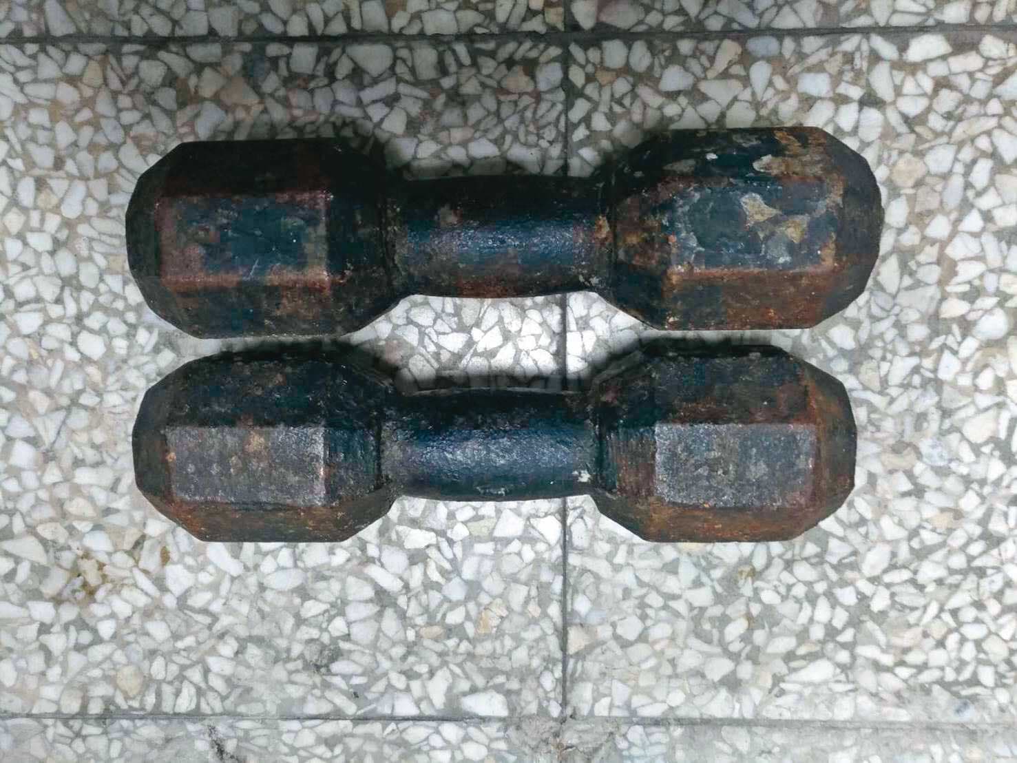 凶手用啞鈴(圖)擊昏小姑,再將她拖到浴室溺斃。(翻攝畫面)