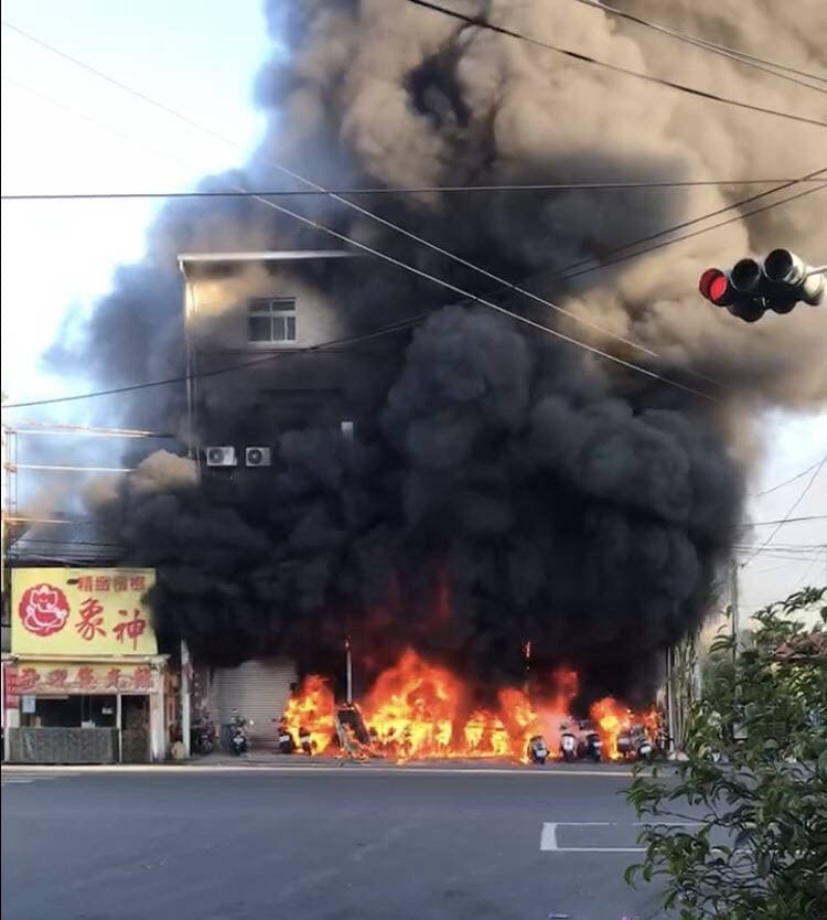 機車行與移工宿舍一樓共停放3、40部機車與電動車,災後幾乎全燬。(消防局提供)