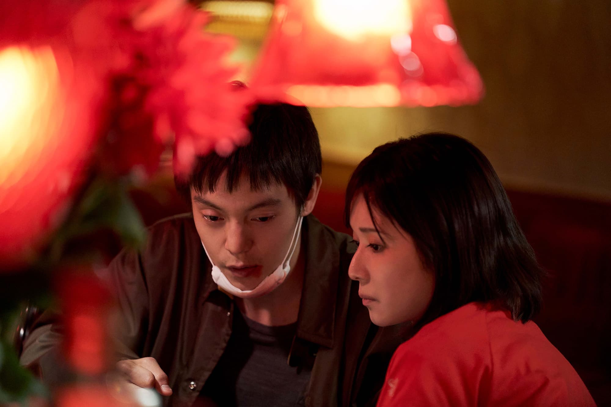 窪田正孝(左)和松岡茉優初次合作電影,導演大讚兩人超有默契,松岡也得以有即興的演出。(中影提供)