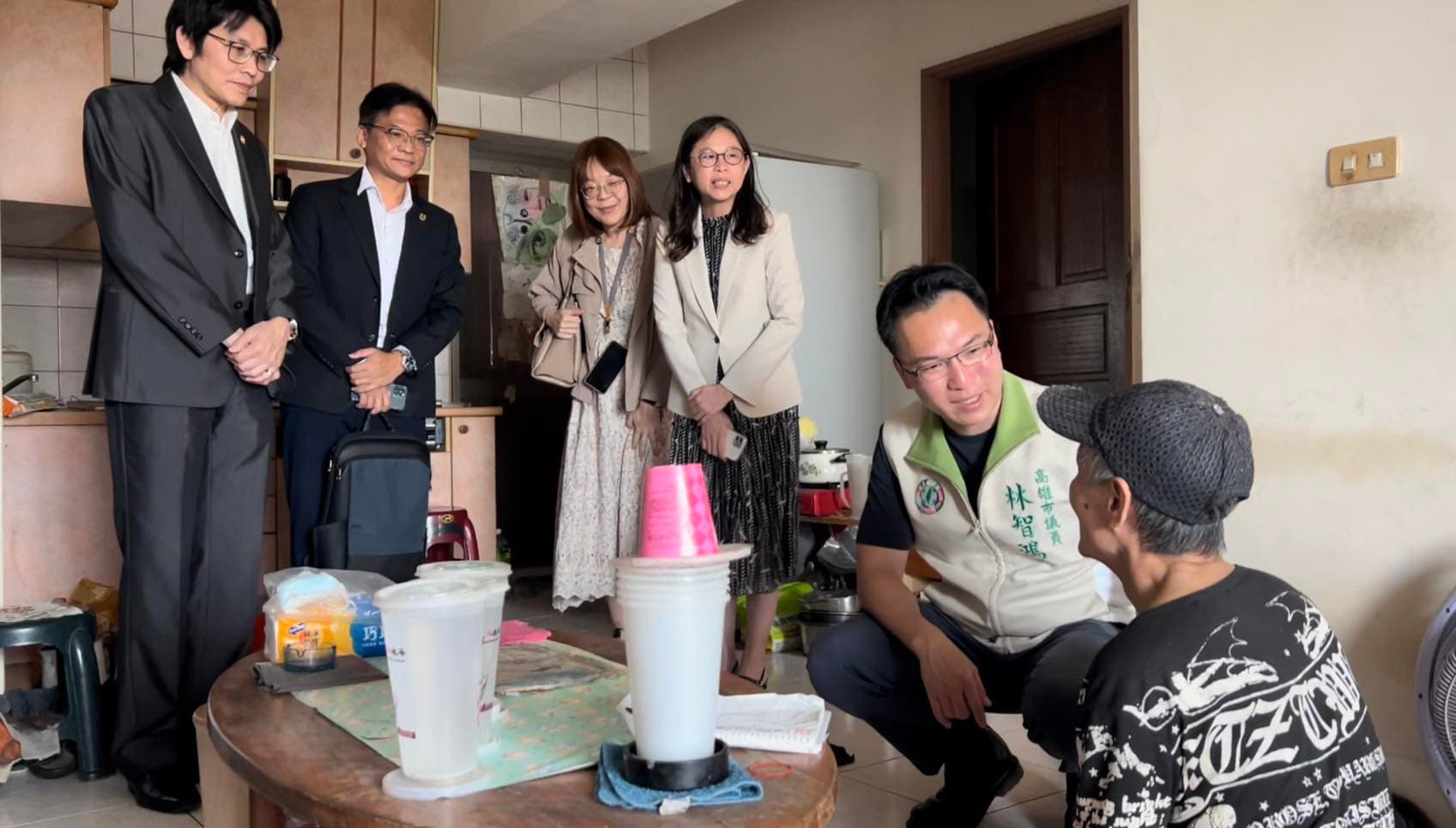 高雄市議員林智鴻曾與當地里長拜訪並協助身障的李姓男子爭取到電動輪椅，但他似乎仍以自己的方式外出。（翻攝自林智鴻臉書）