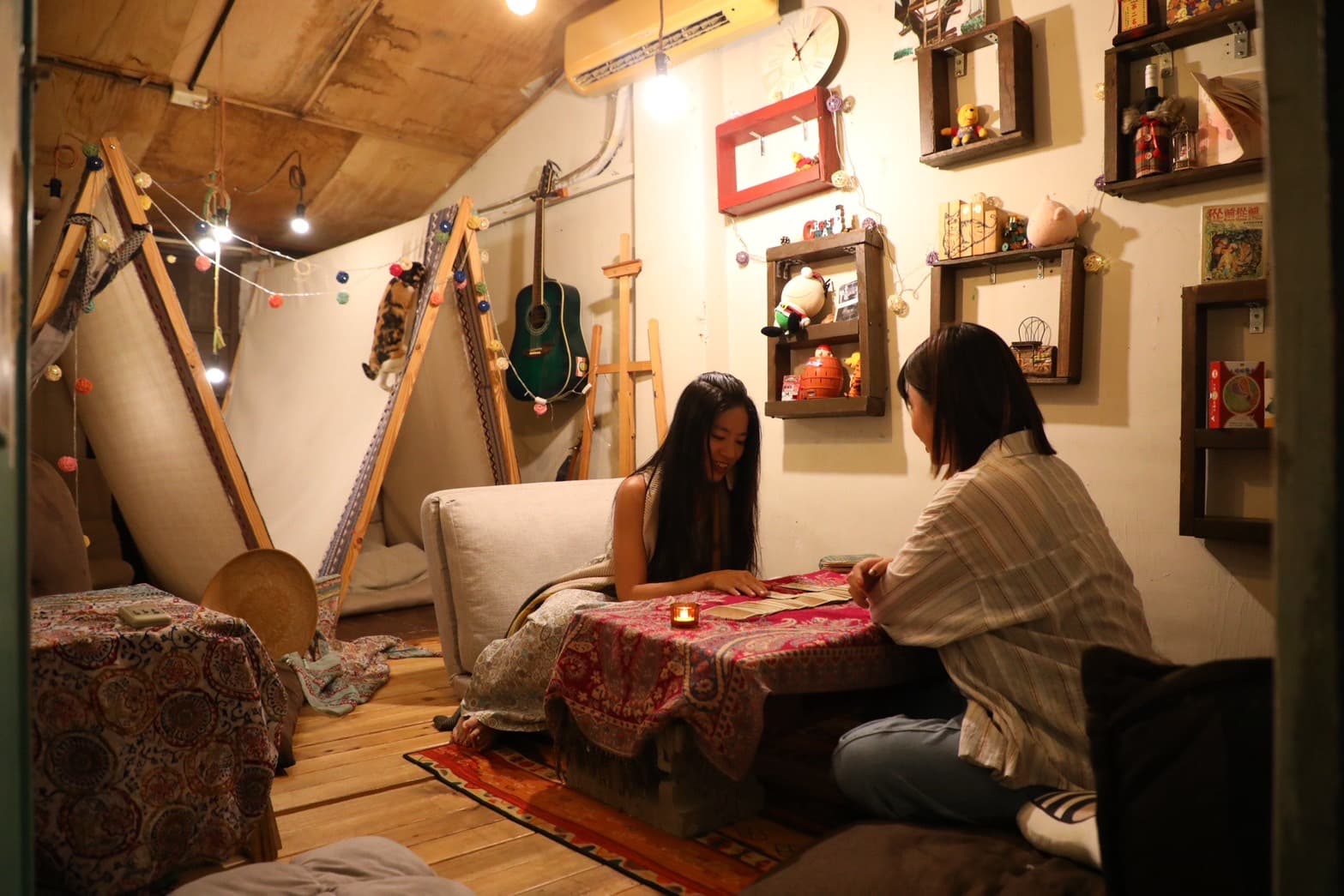 坐在「飛行樹屋咖啡」裡,繽紛率性的氛圍與布置彷彿置身吉普賽人的帳篷裡。