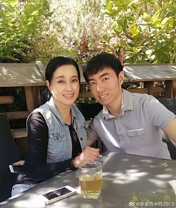 劉曉慶至今膝下無兒無女,但她拉拔外甥長大,還送她去澳洲留學,沒想到惡毒造謠她死亡的就是這個外甥。(微博圖片)