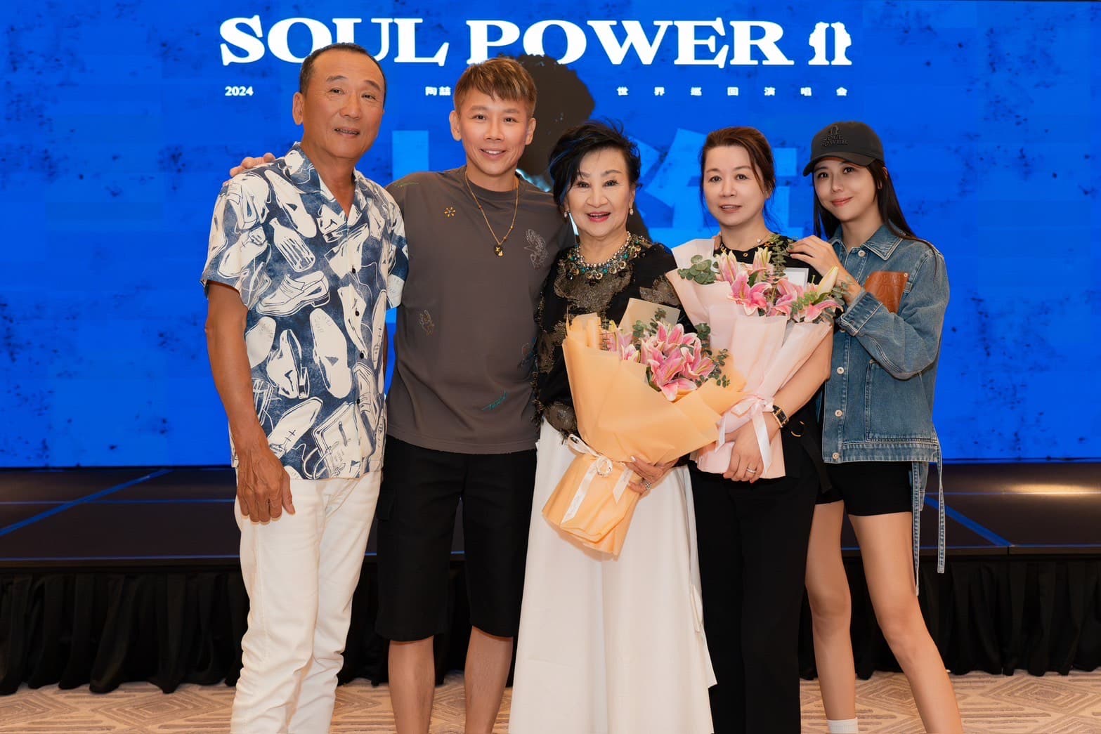陶喆上海開唱,媽媽王復蓉、岳父岳母及老婆Penny都到場力挺。(偉大文化提供)