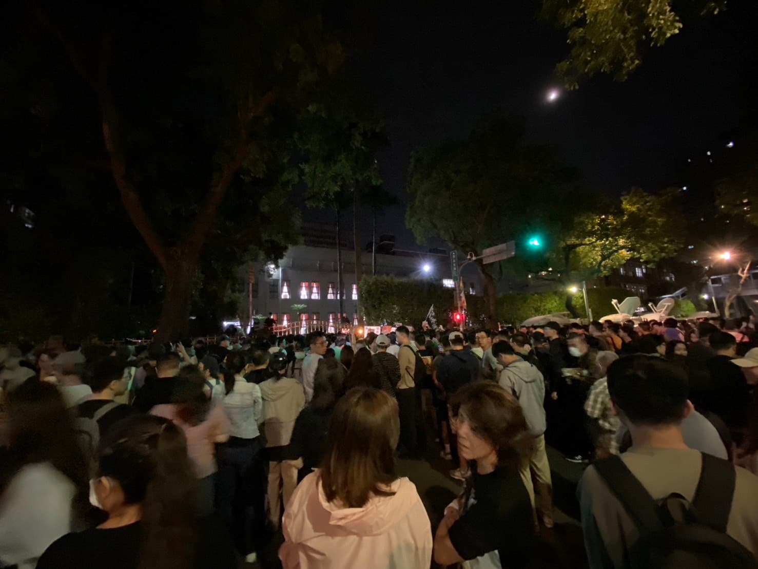 不滿藍白在立院強渡關山的民眾快速集結,北市警局緊調警力支援。