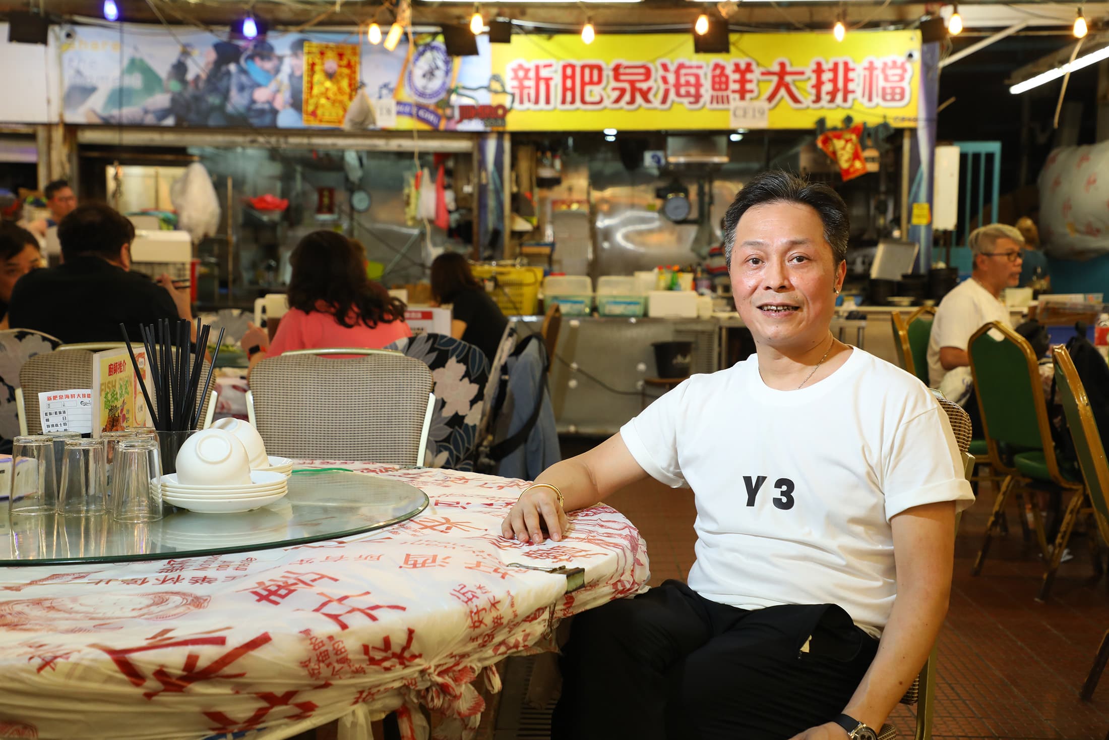 新肥泉老闆尹俊康投身餐飲業多年,認為大排檔最講究鑊氣,同時也是香港人下班後放鬆的所在。