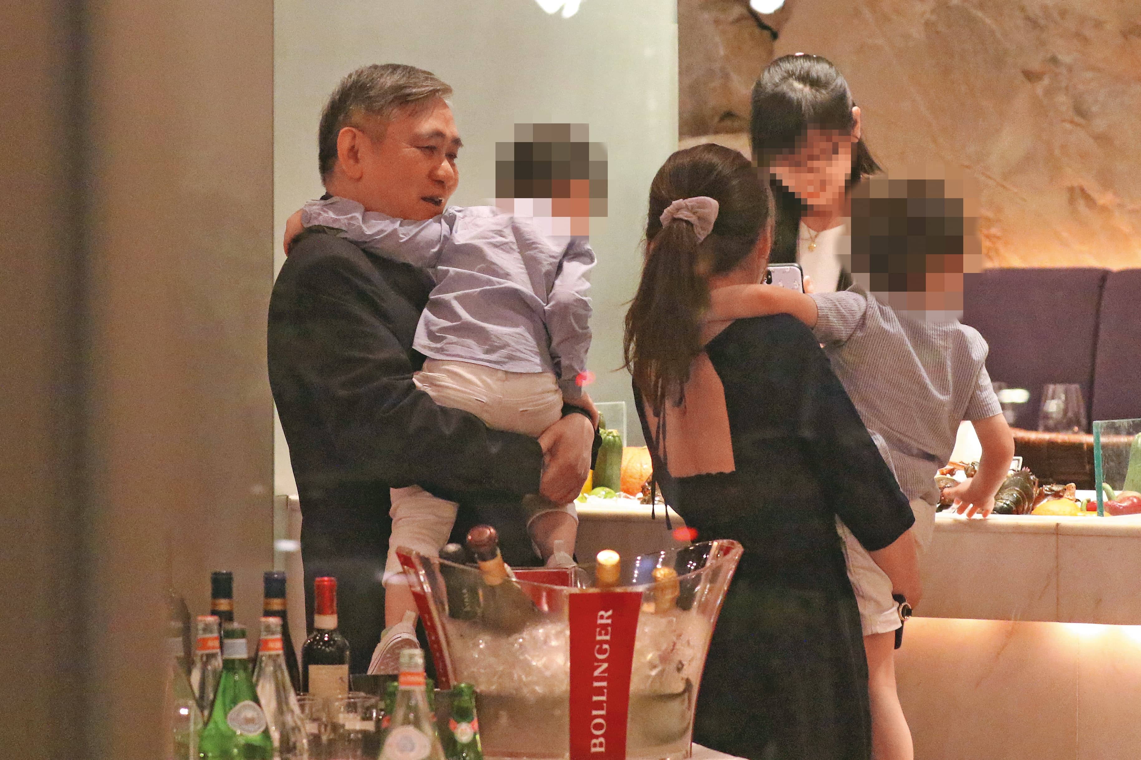 因為孫子長期在日本，相隔兩地，王文洋（左一）每次看到孫子時，都非常喜悅。左三為麻衣。