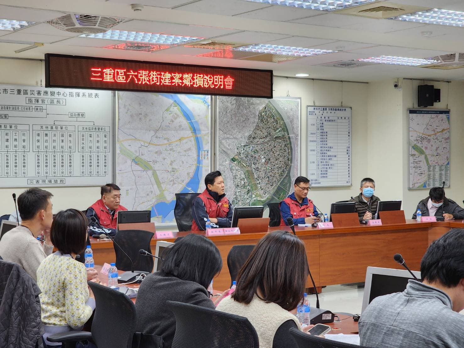 新北副市長朱惕之今日召開三重區六張街建案鄰損說明會,強調市府一定會要求建商負起損害賠償責任,保障住戶權益。(新北工務局提供)