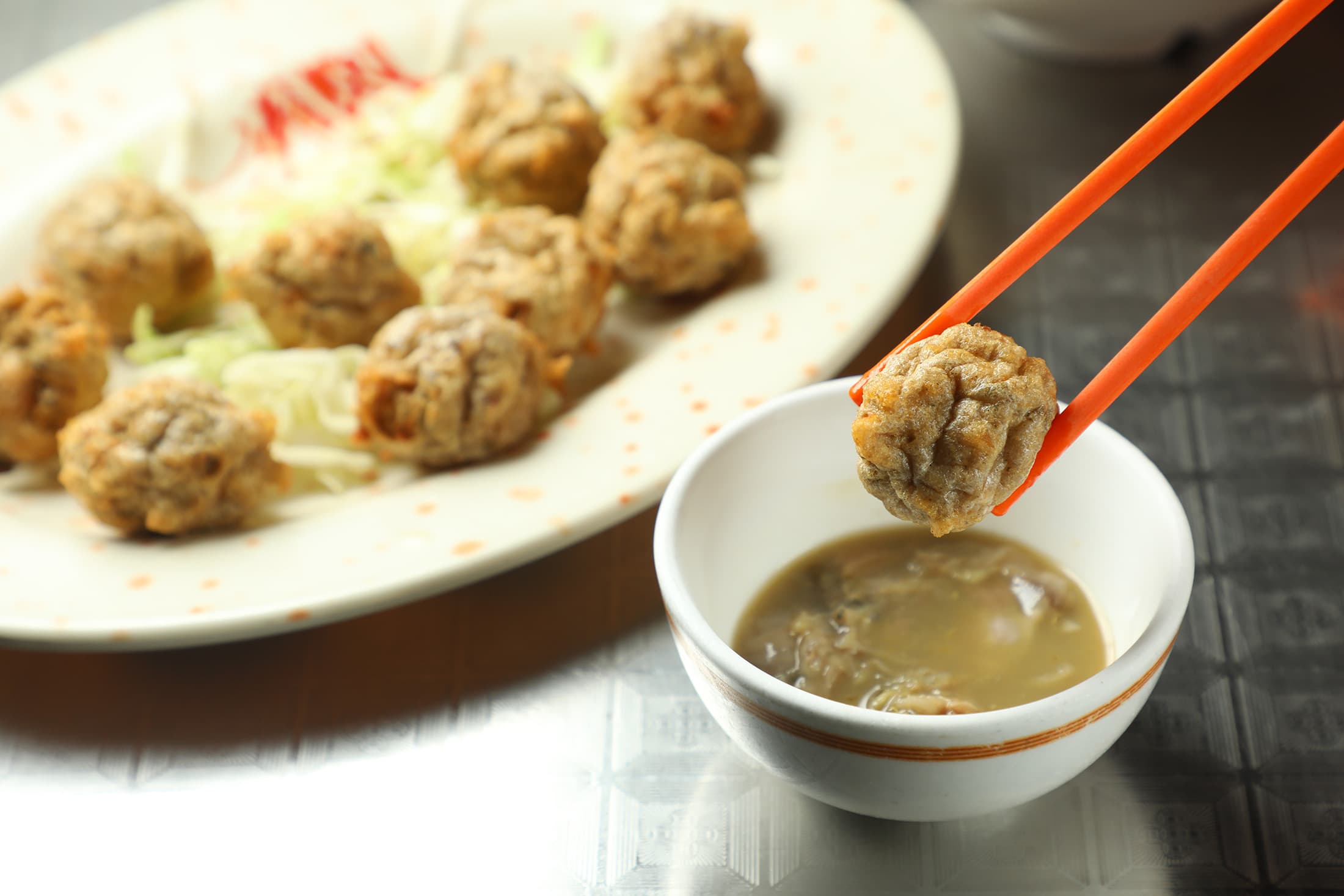 傳統港式小食「酥炸鯪魚球」,外酥內嫩,魚肉彈牙鮮甜,搭配以泥蜆、汾酒與陳皮醃製的「蜆蚧醬」,風味層次更豐富。(港幣88元/份,約NT$340)