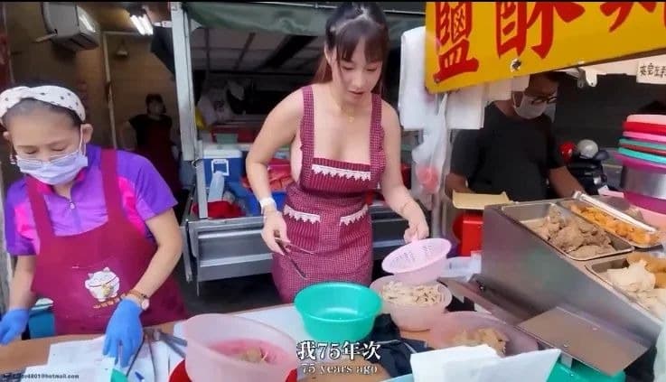 雲林斗六一家鹽酥雞攤店爆紅,而超火辣店員IG也被神到了。(翻攝自Google評論)