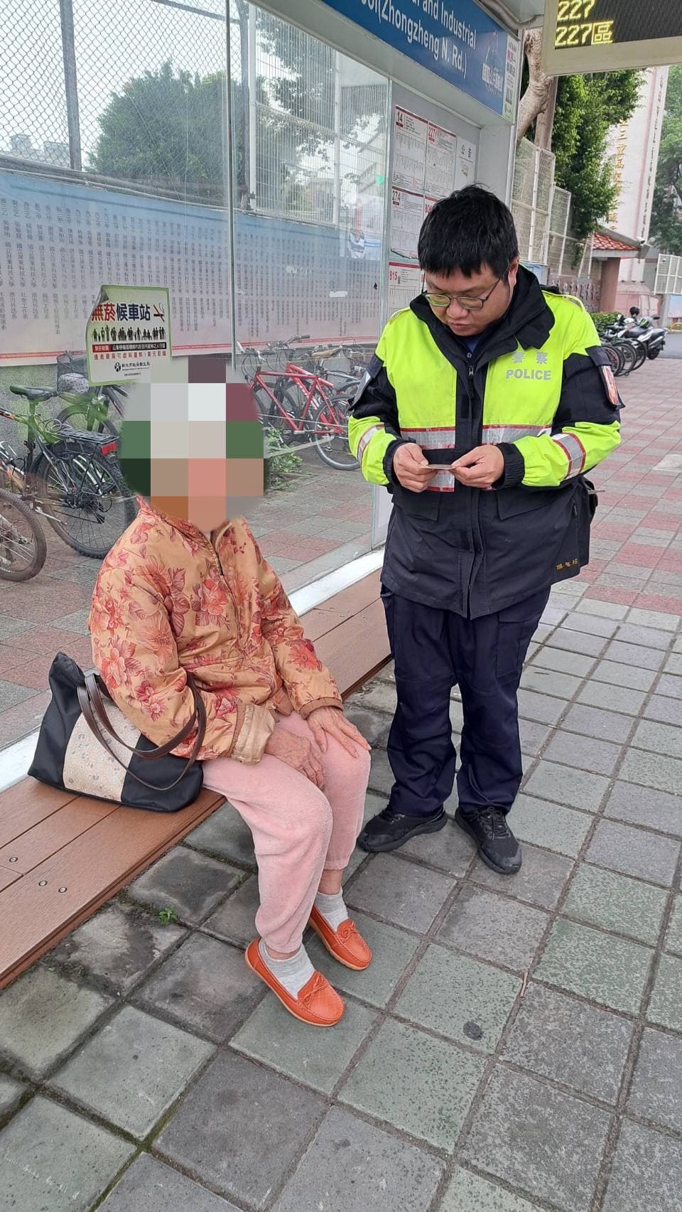 員警透過藥袋對比出老婦身分。(三重分局提供)