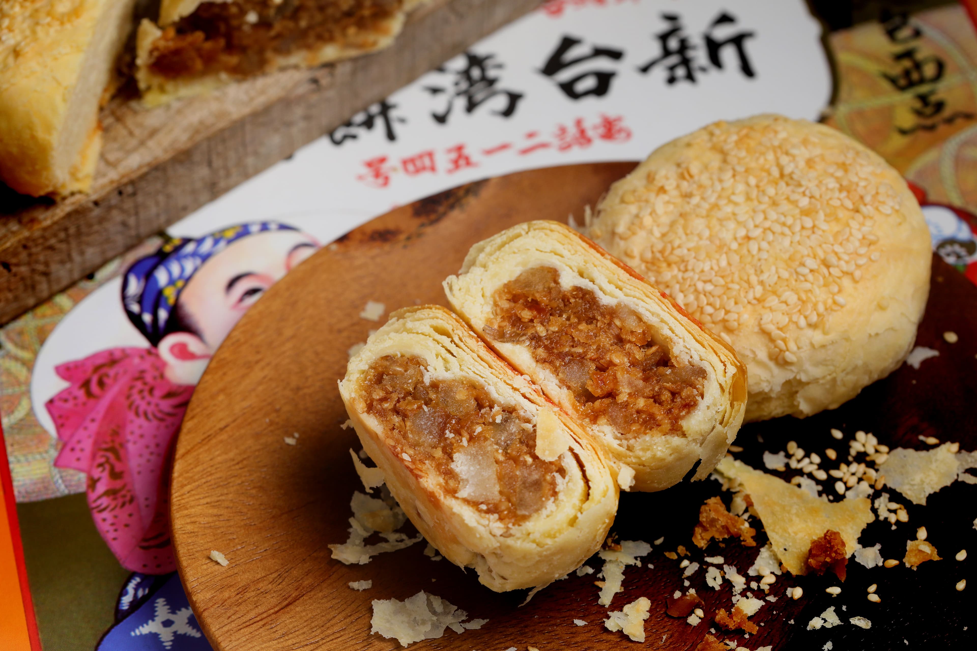 「冬瓜肉餅」（前）鹹甜交織，「水晶杏仁」（後）將杏仁磨成粉後加進馬鈴薯澱粉中，最後灑上滿滿白芝麻。（皆，65元／個）
