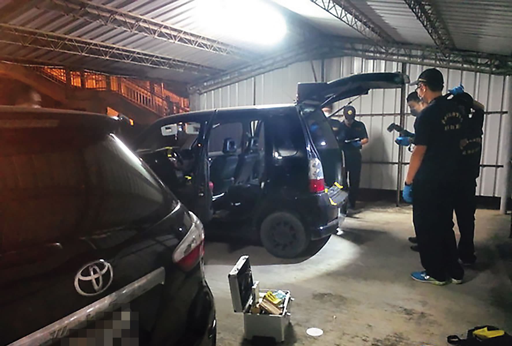 死者遭槍殺後棄屍,警方在相關車輛上蒐證。(翻攝畫面)