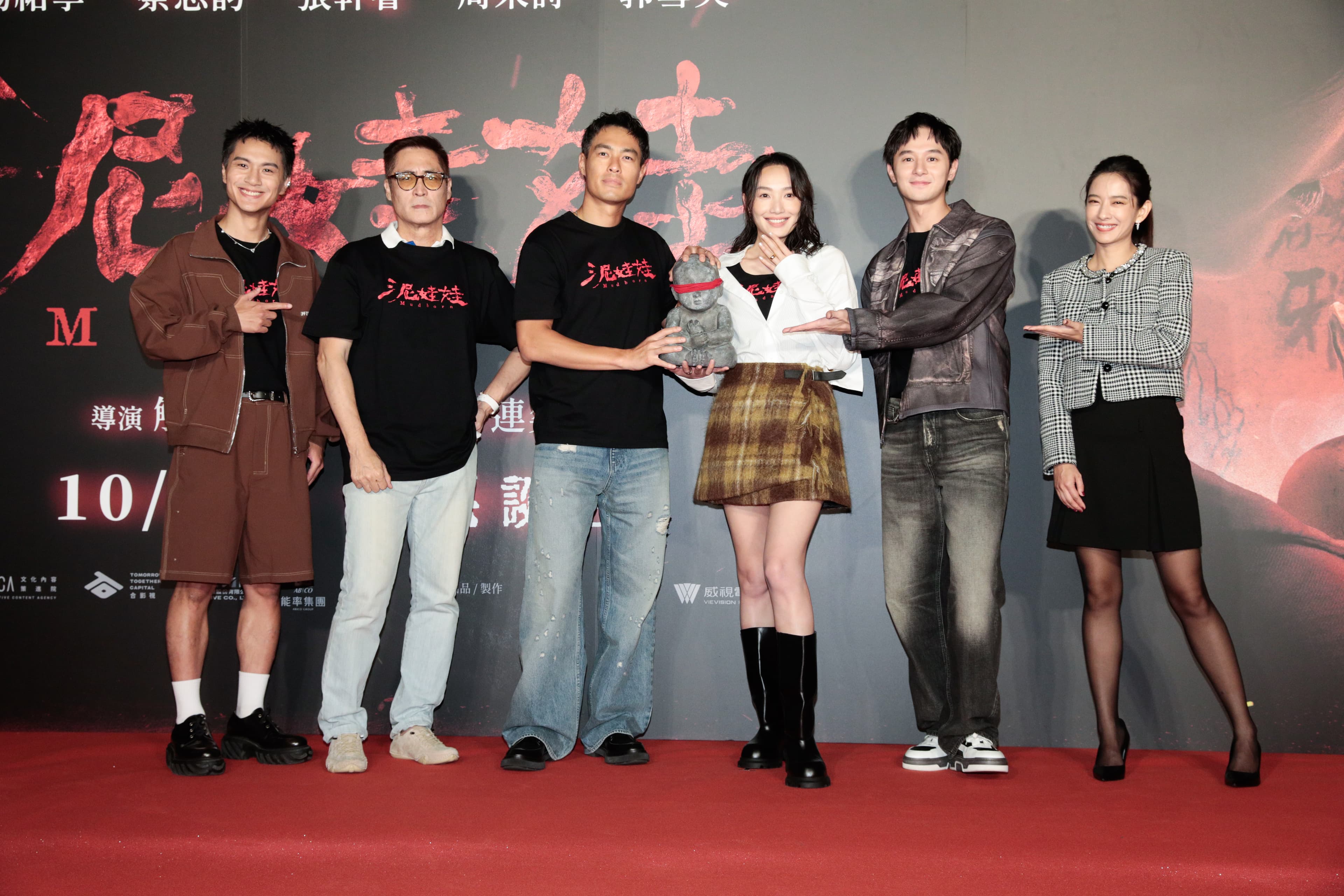 楊祐寧、蔡思韵、周采詩、李冠毅、黃建群出席恐怖新片《泥娃娃》首映。