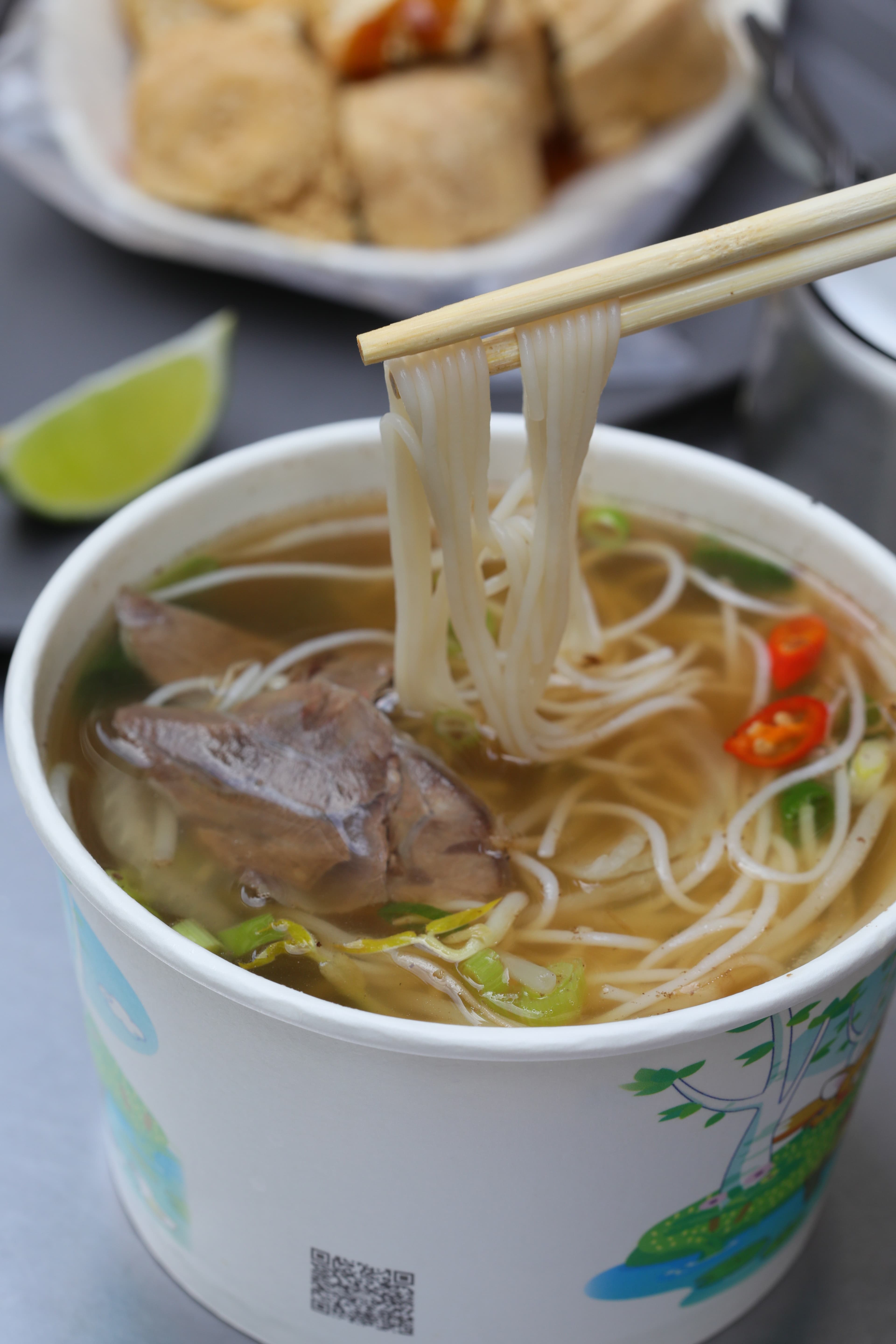 阮Q臭豆腐的老闆是越南人,獨創越南牛肉湯搭配台式臭豆腐的異國組合,「越南道地牛肉米線」牛肉湯燉得清爽鮮香,熱湯搭配臭豆腐剛剛好。(130元/碗)