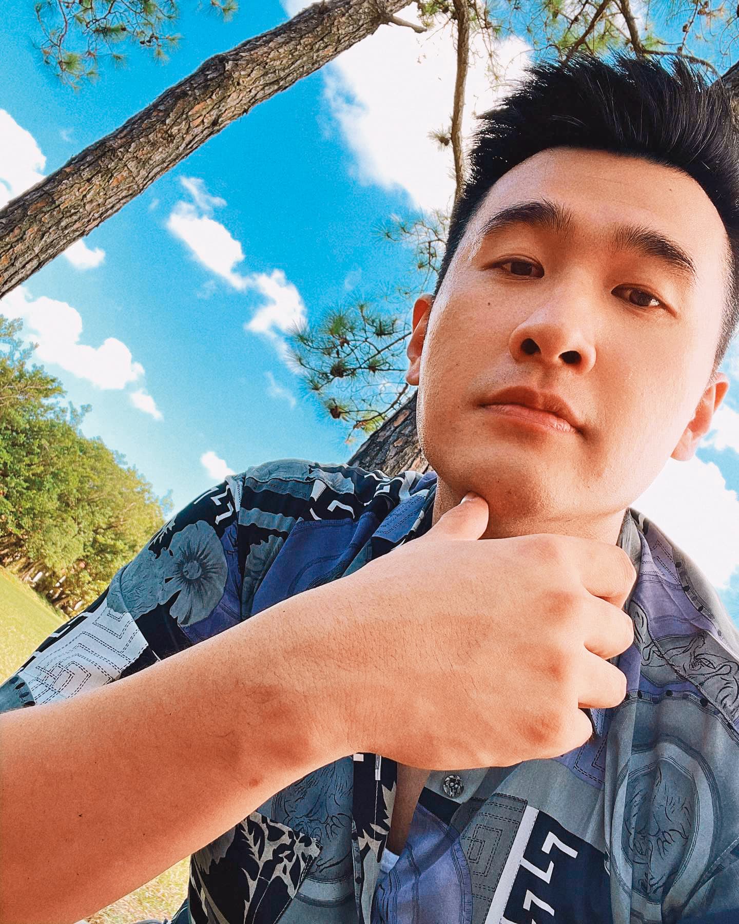 林曜晟曾和長髮大眼妹在華山談心,但後來回台中賣房子。(翻攝自林曜晟臉書)