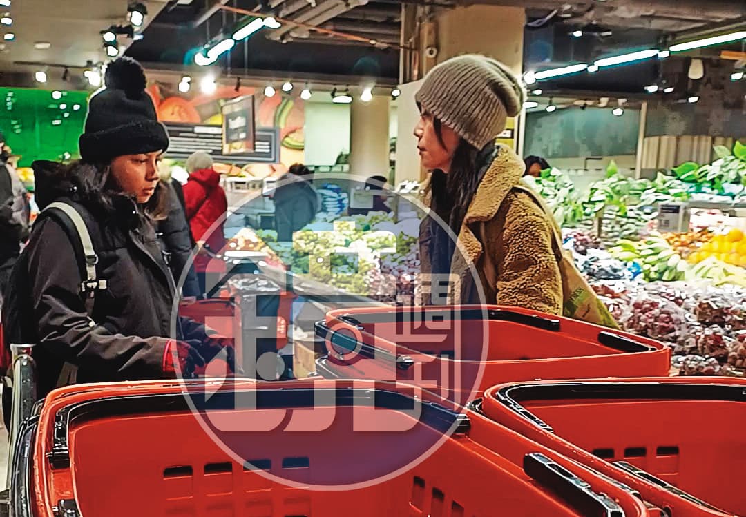 貴婦奈奈(右)進入超市,準備先拿提籃推車購物,旁人完全認不出來她是遭台灣通緝的網紅作家。