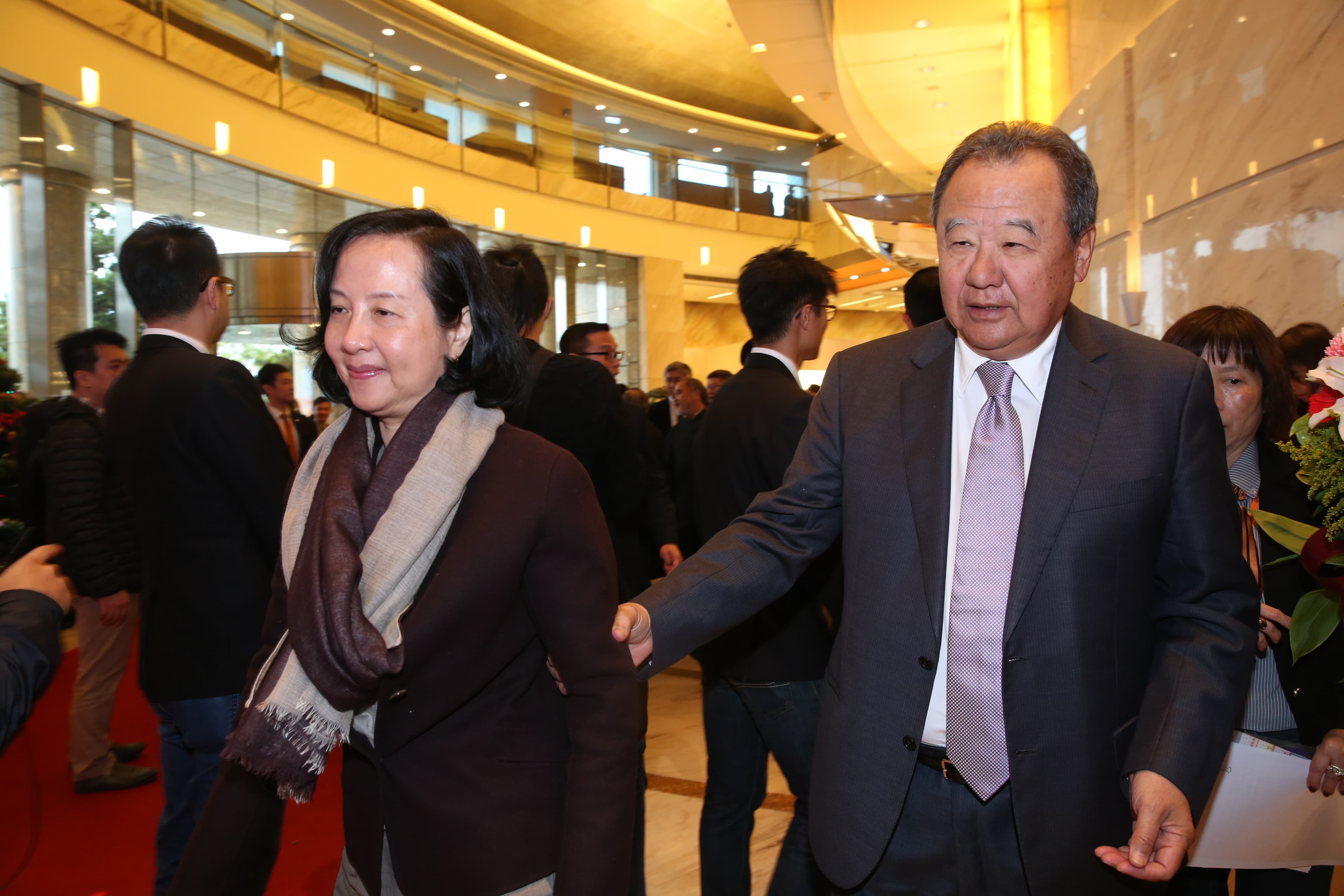 徐莉玲(左)和台玻總裁林伯實(右)被視為「強強聯手」的商界夫妻檔,但徐莉玲的管理風格備受討論。