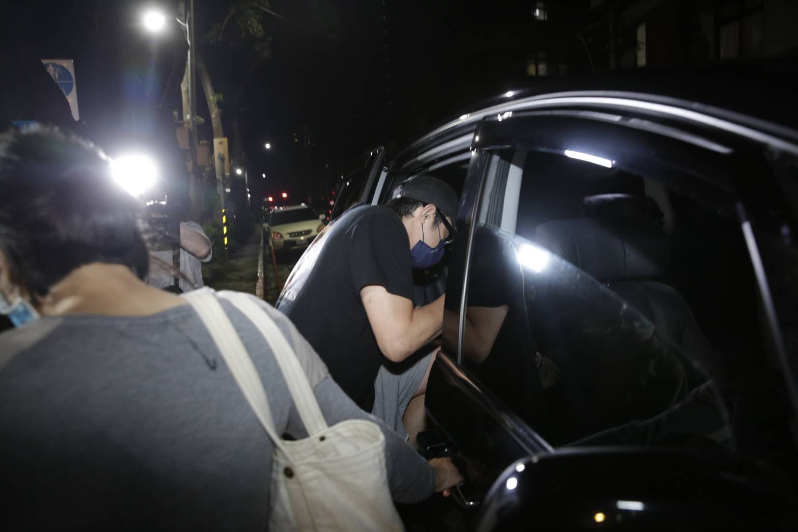回答了媒體的問題後,王柏傑隨即上車離開。