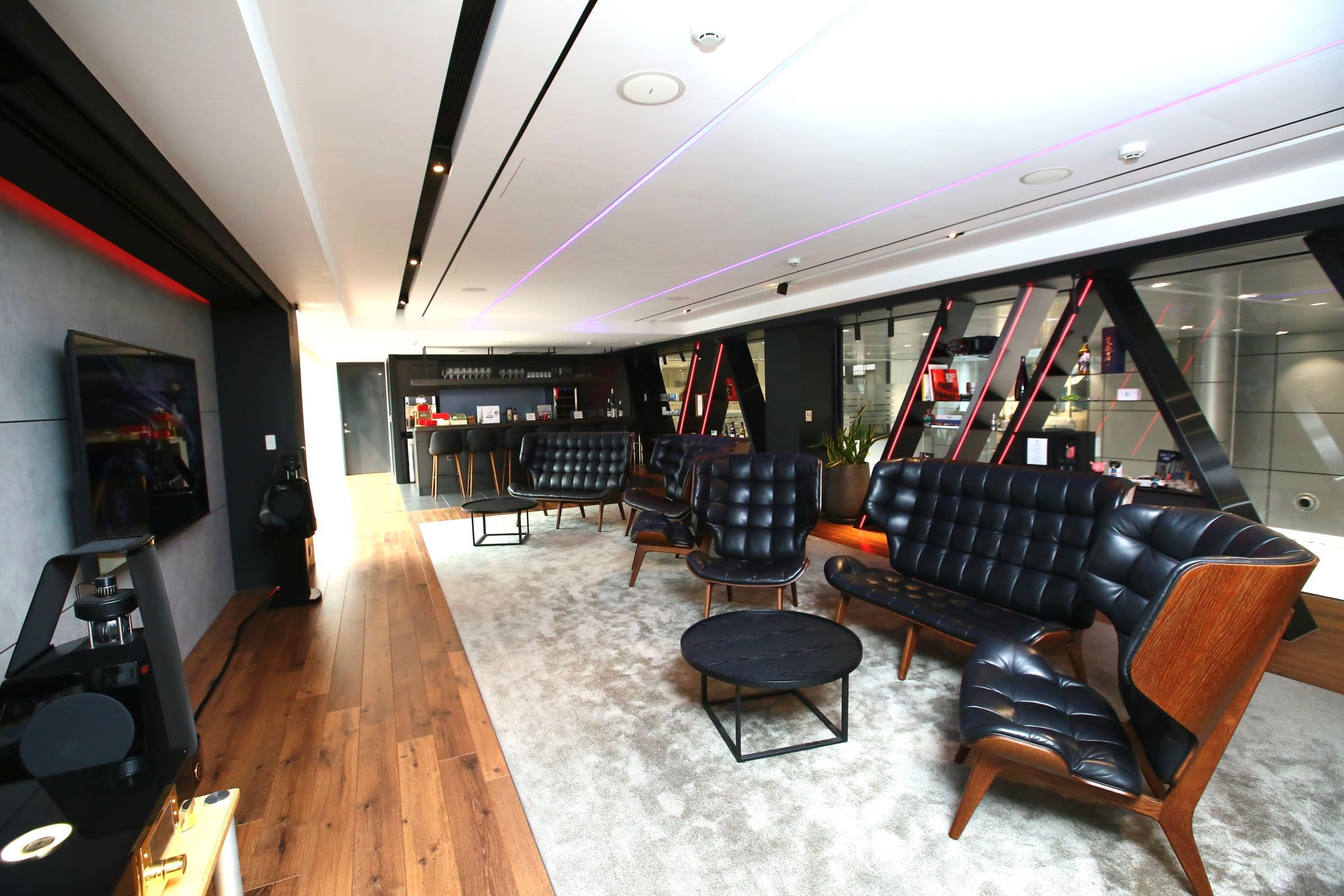 保時捷VIP客休室裡的傢俱、布置飾品，從德國空運來台，尚騰還加碼了千萬元的mbl音響，尊榮車主程度放眼全球都是無敵的存在。