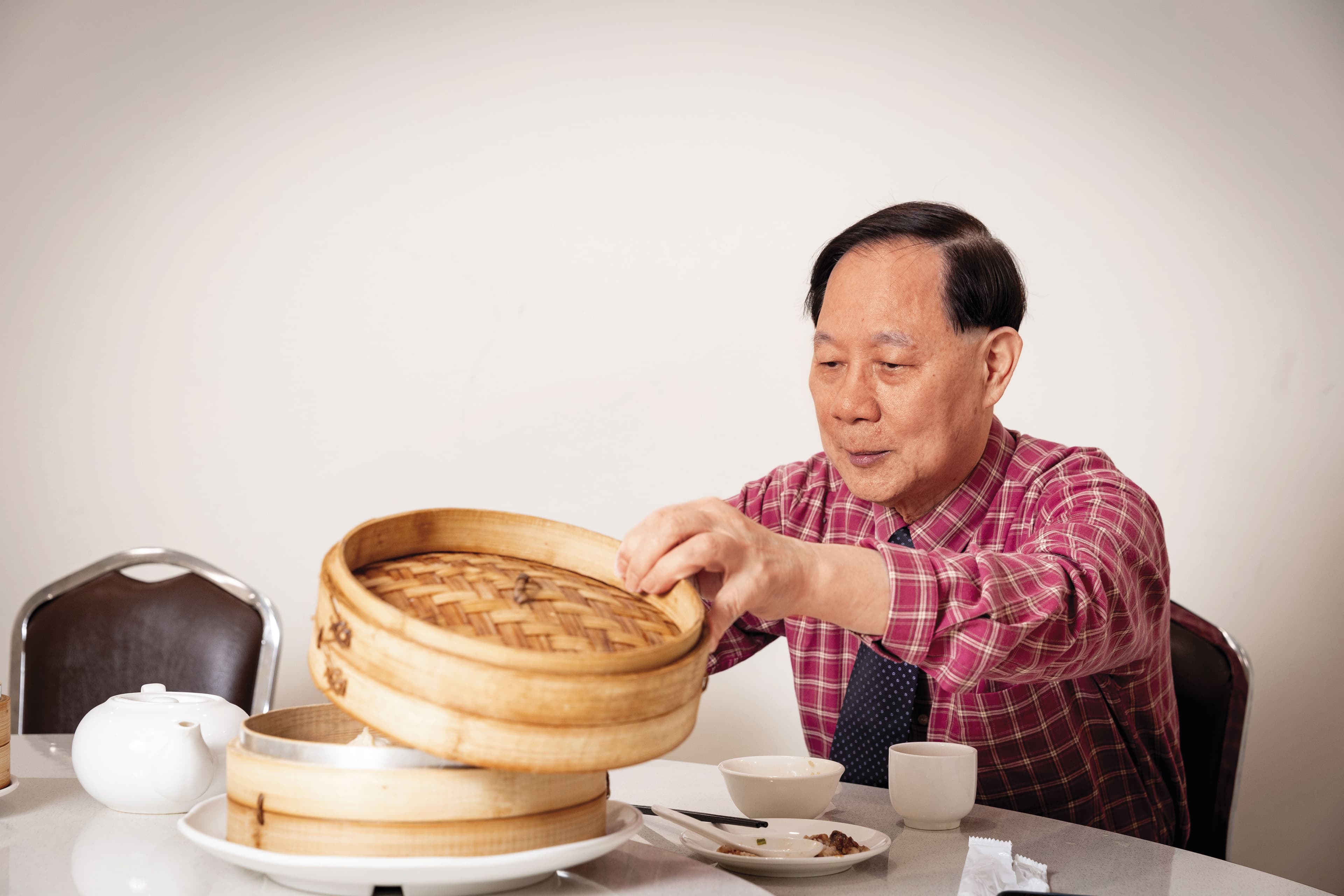 葉漢根夾完小籠包便蓋上蒸籠蓋,就怕涼了。