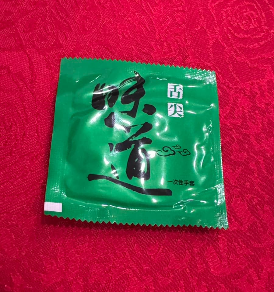 最後醫師陳志金才揭曉答案,這包綠色的東西原來是「手扒雞手套啦!」(翻攝自ICU醫師陳志金臉書)