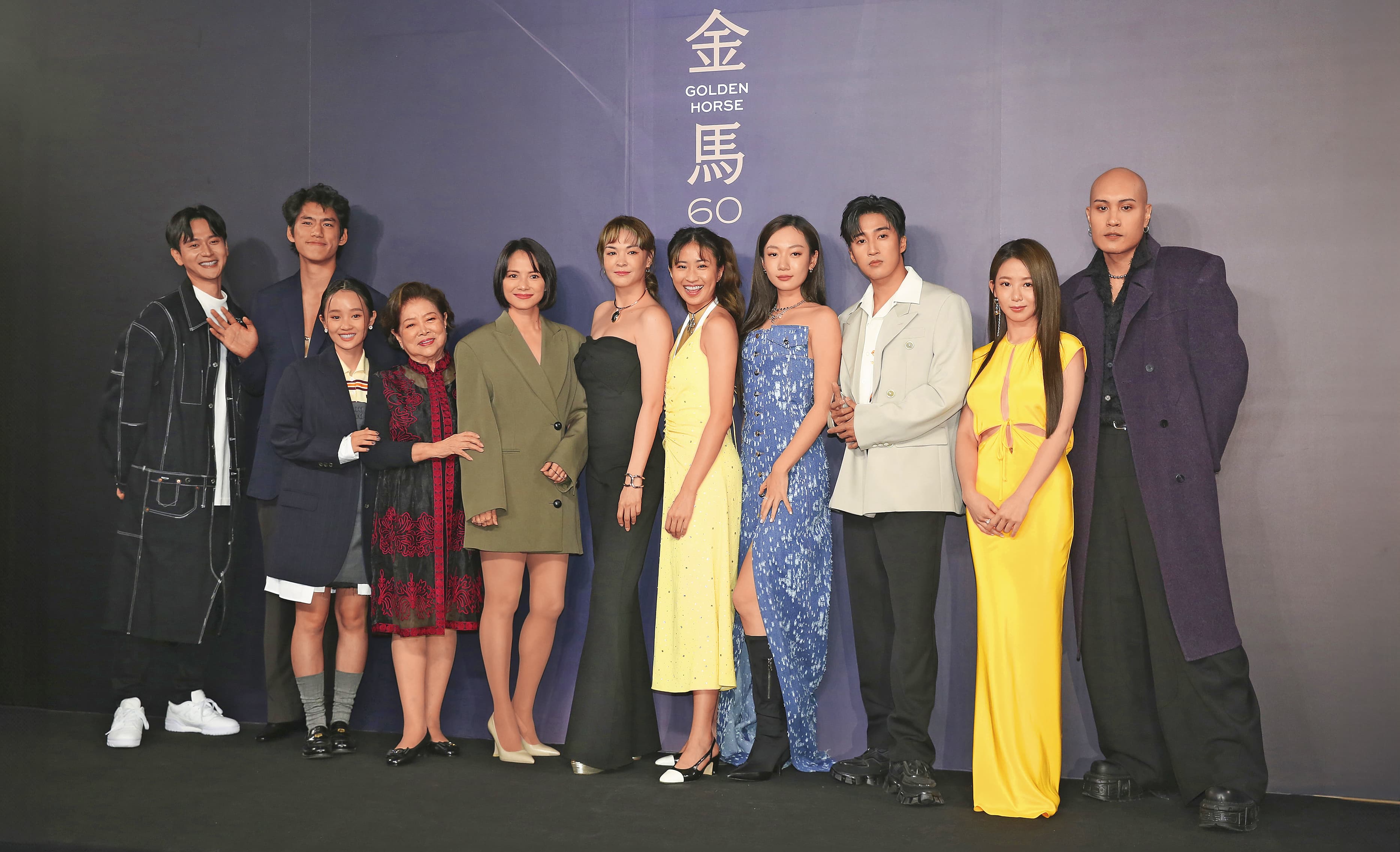 朱軒洋(左2)、吳卓源(右4)出席金馬影展閉幕片《愛情城事》媒體活動,當時兩人站得很遠,有說法他們是合作《搜查瑠公圳》才擦出愛火。