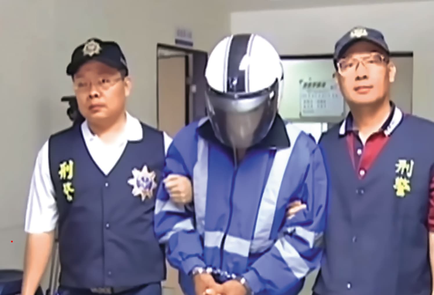 陳東榮(右)逃亡近25年,直到追訴時效屆滿前10天才被逮捕。(翻攝東森新聞)