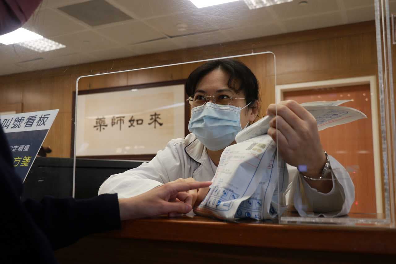 沈逸婷藥師提醒過年的用藥注意事項，須按照醫師指示、定時、定量吃藥，才是治療的根本。