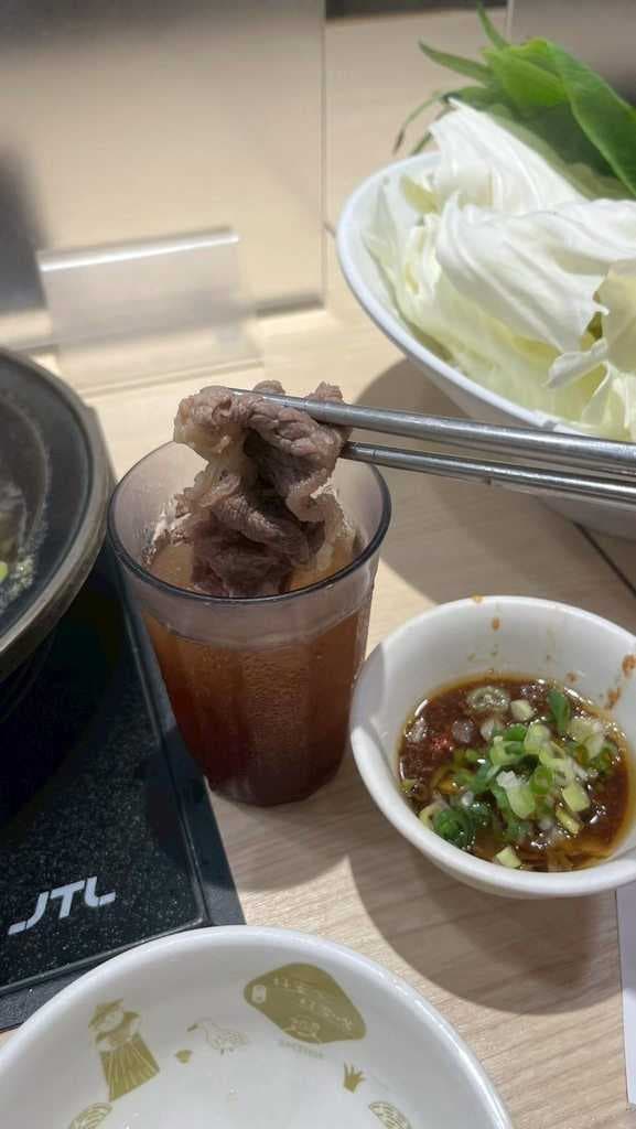 牛肉片沾「檸檬冬瓜冰沙」？石二鍋吃法怪到爆卻上癮。（翻攝自Dcard）