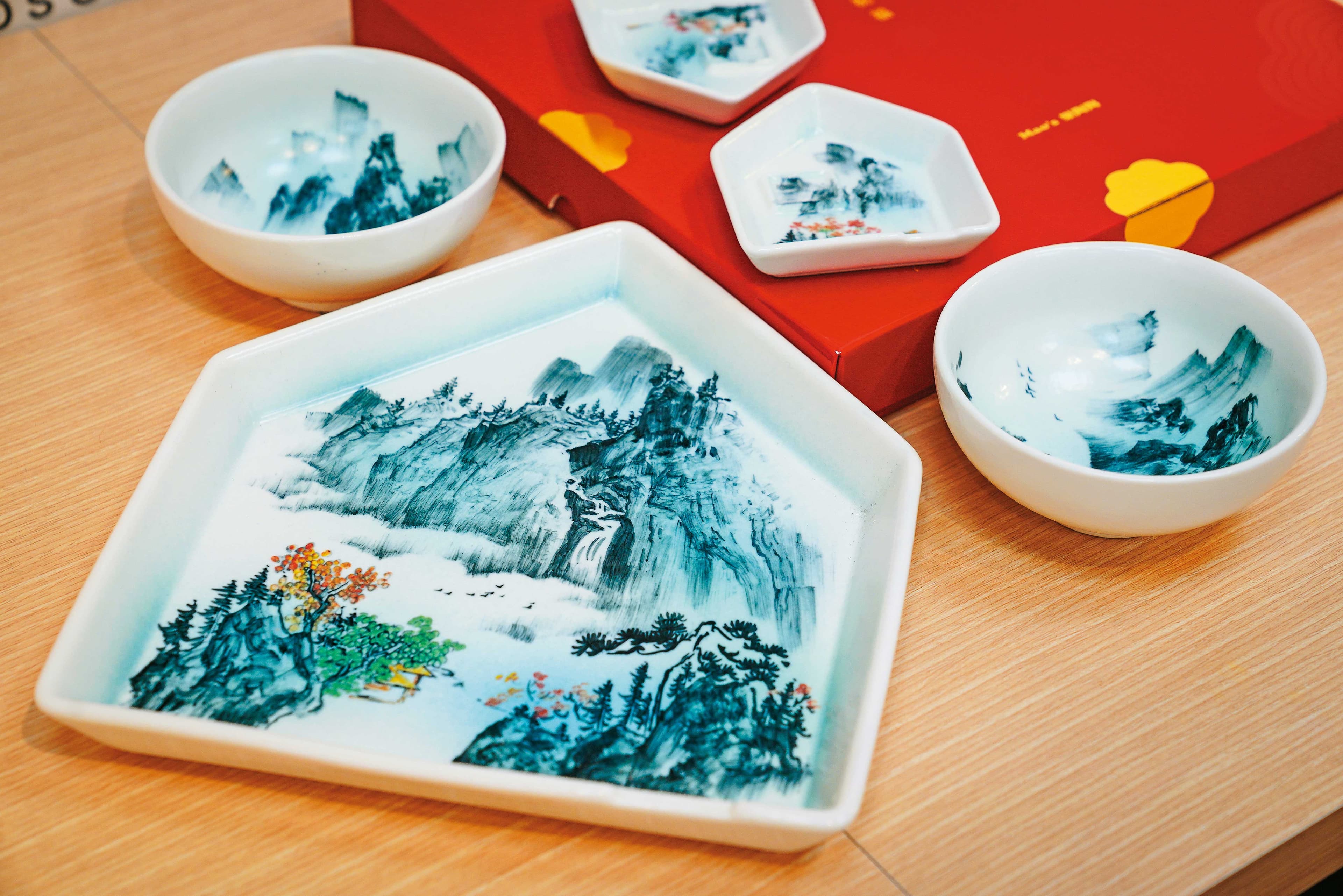 毛選媛與毛潔軒用獨創的房子造型盤,結合父親作品中經典的山水畫,融合2代特色。(山水系列雙碗彭派雙層禮盒組,7,040元/組)